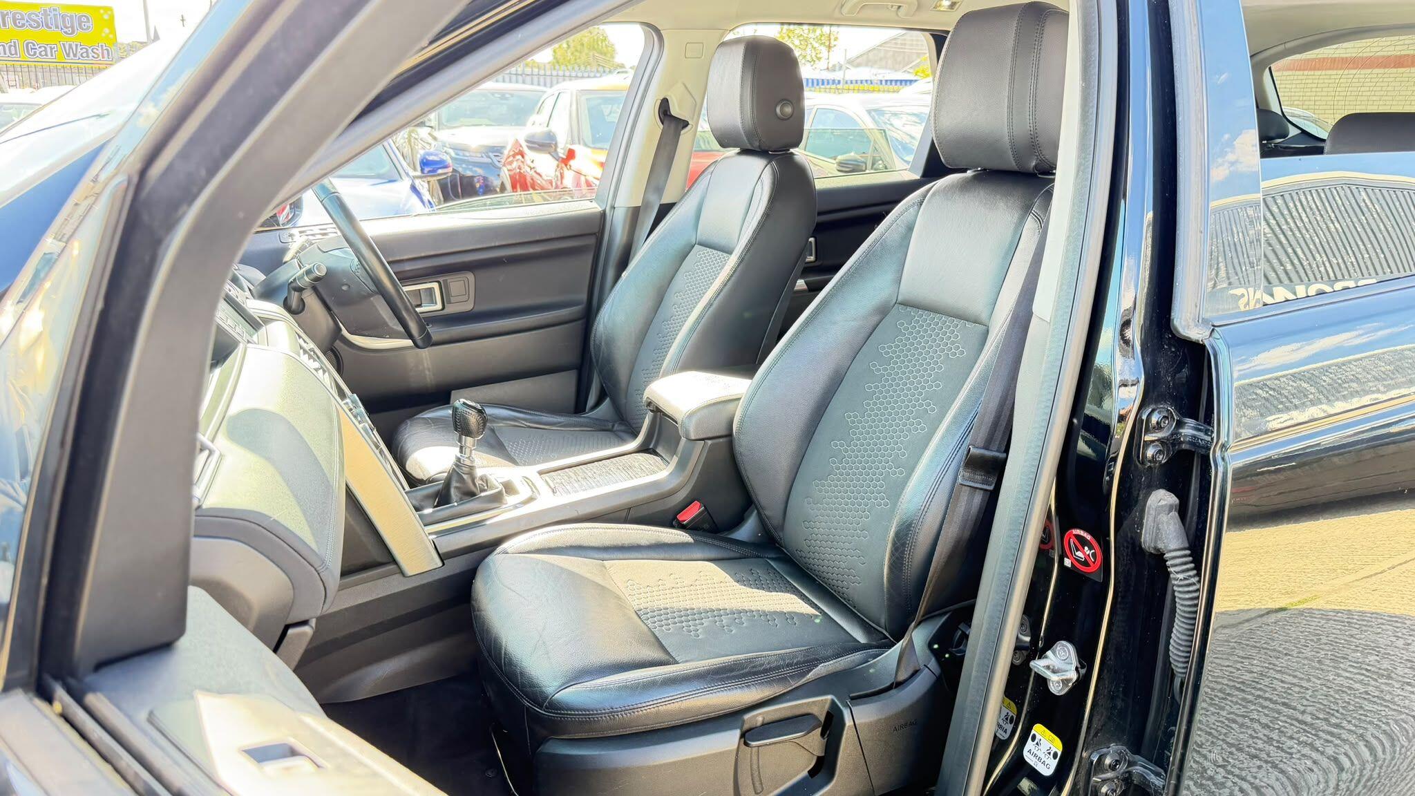 Land Rover Discovery Sport view 30
