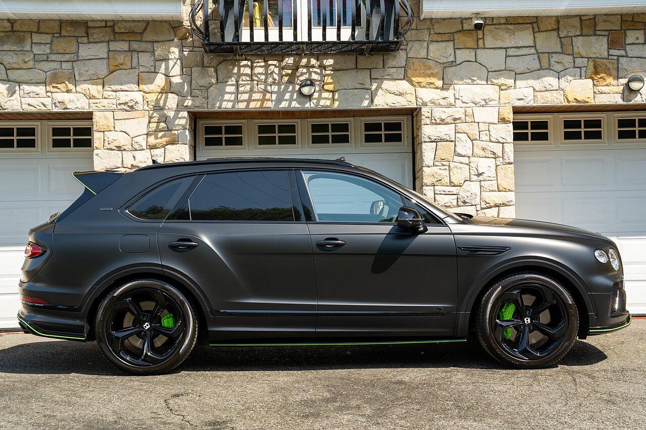 Bentley Bentayga view 3
