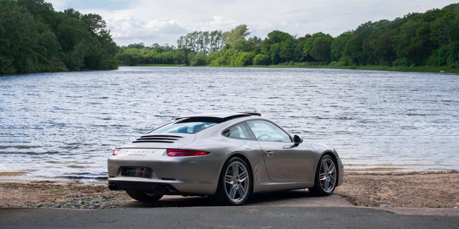 Porsche 911 view 6