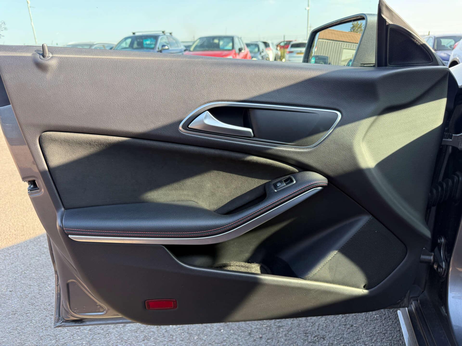 Mercedes-Benz CLA view 70
