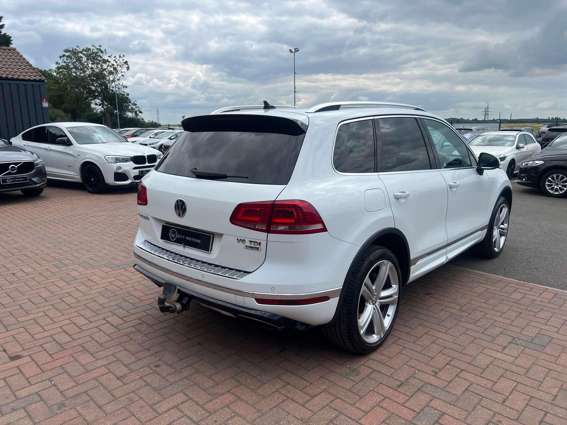 Volkswagen Touareg view 7