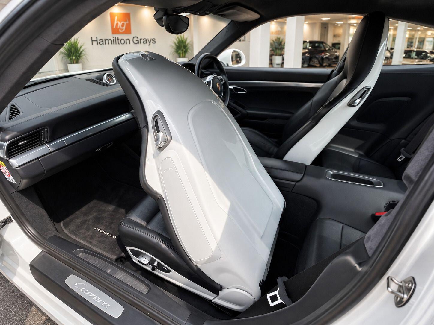Porsche 911 view 16