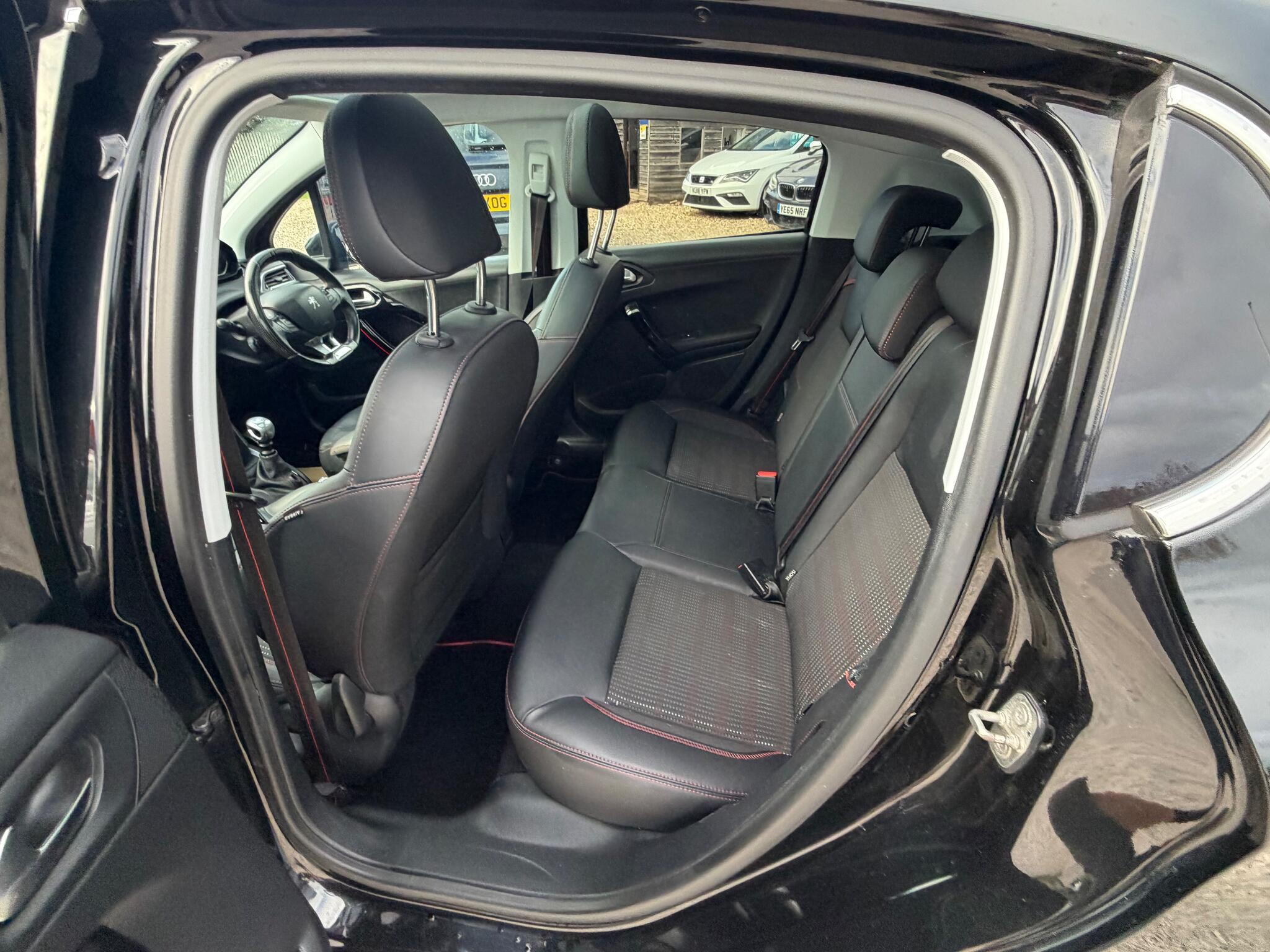 Peugeot 208 view 12