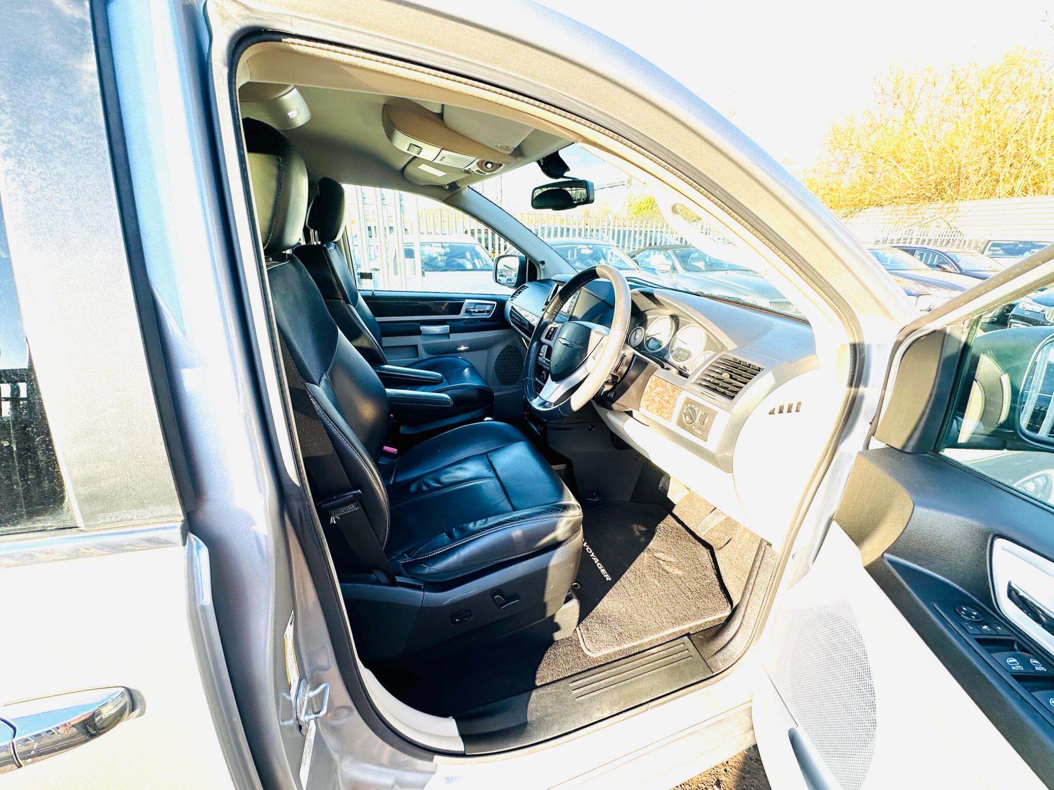 Chrysler Grand Voyager view 2
