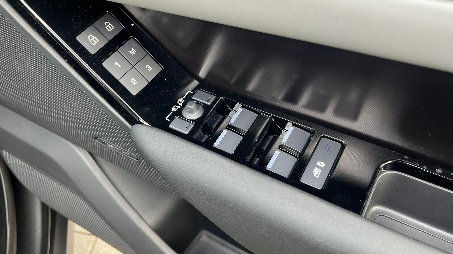 Land Rover Range Rover Velar view 30