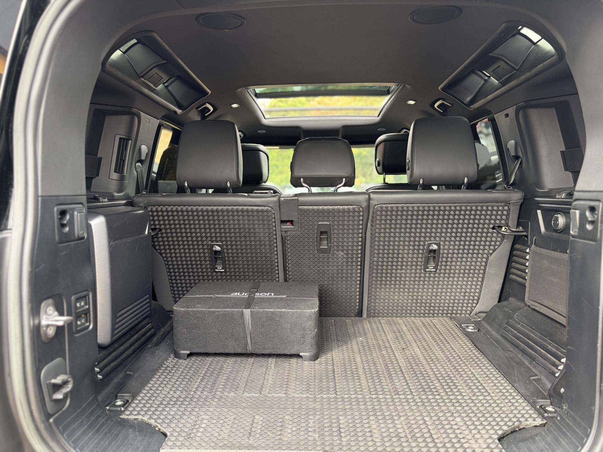 Land Rover Defender 110 view 34