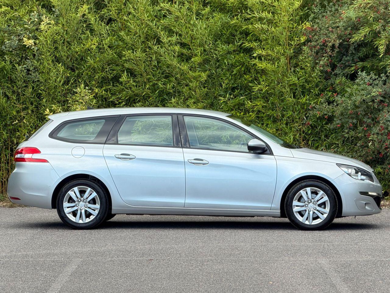 Peugeot 308 view 3