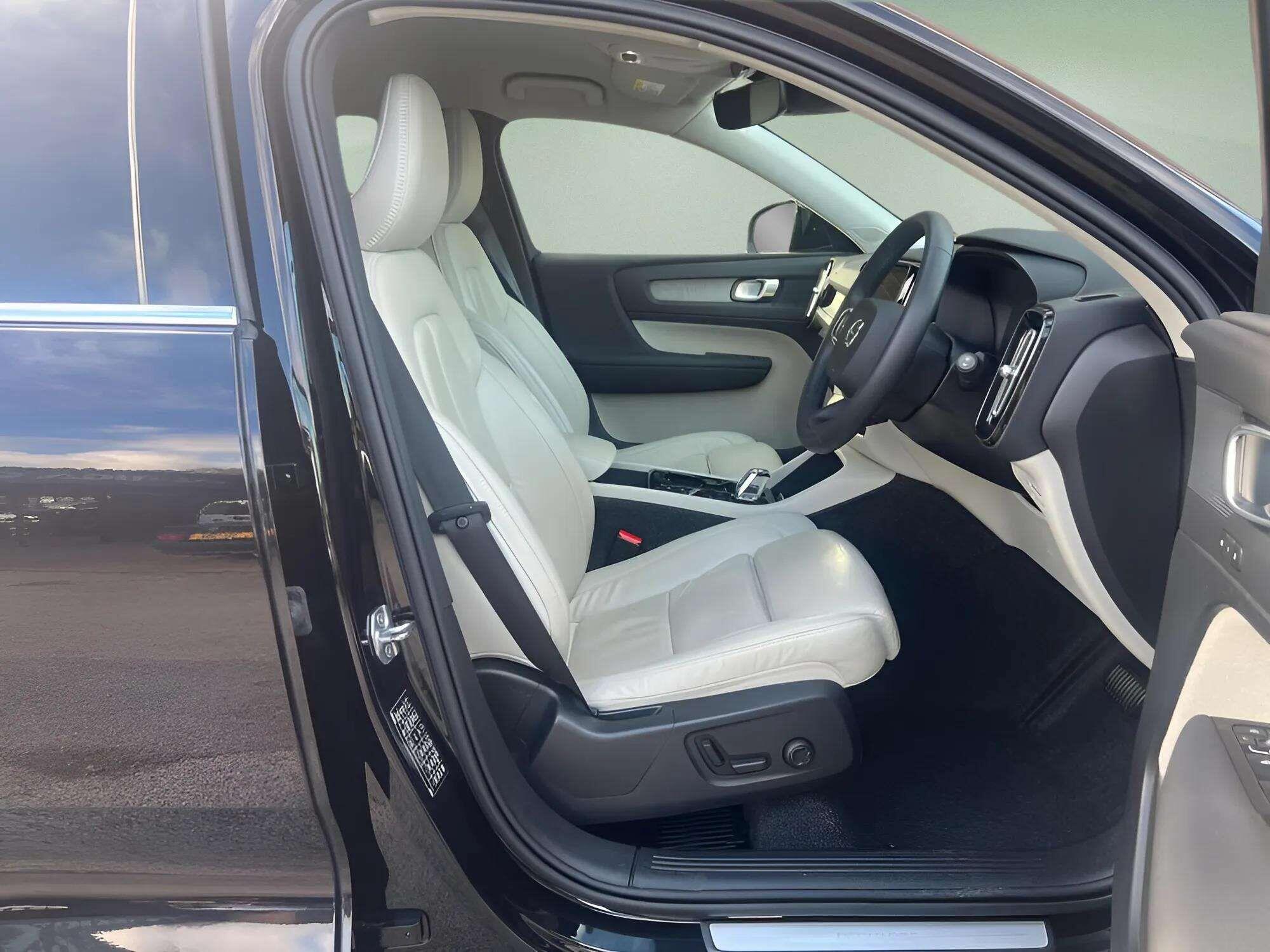 Volvo XC40 view 11