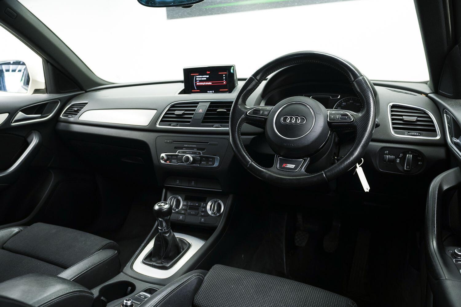 Audi Q3 view 10