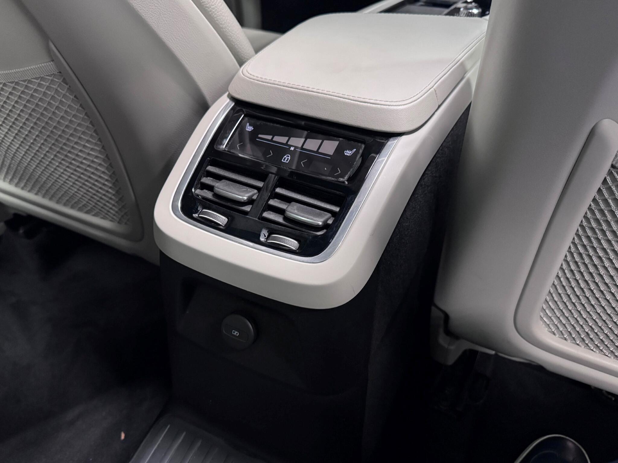 Volvo XC90 view 33