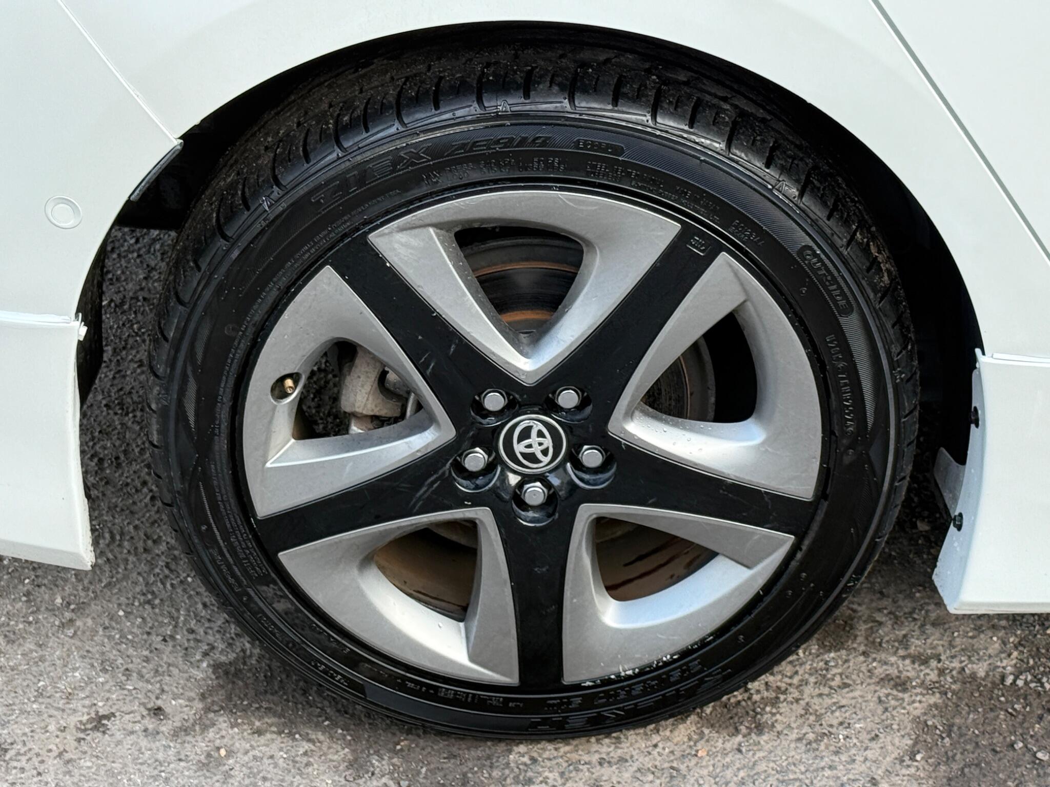 Toyota Prius - Image 30