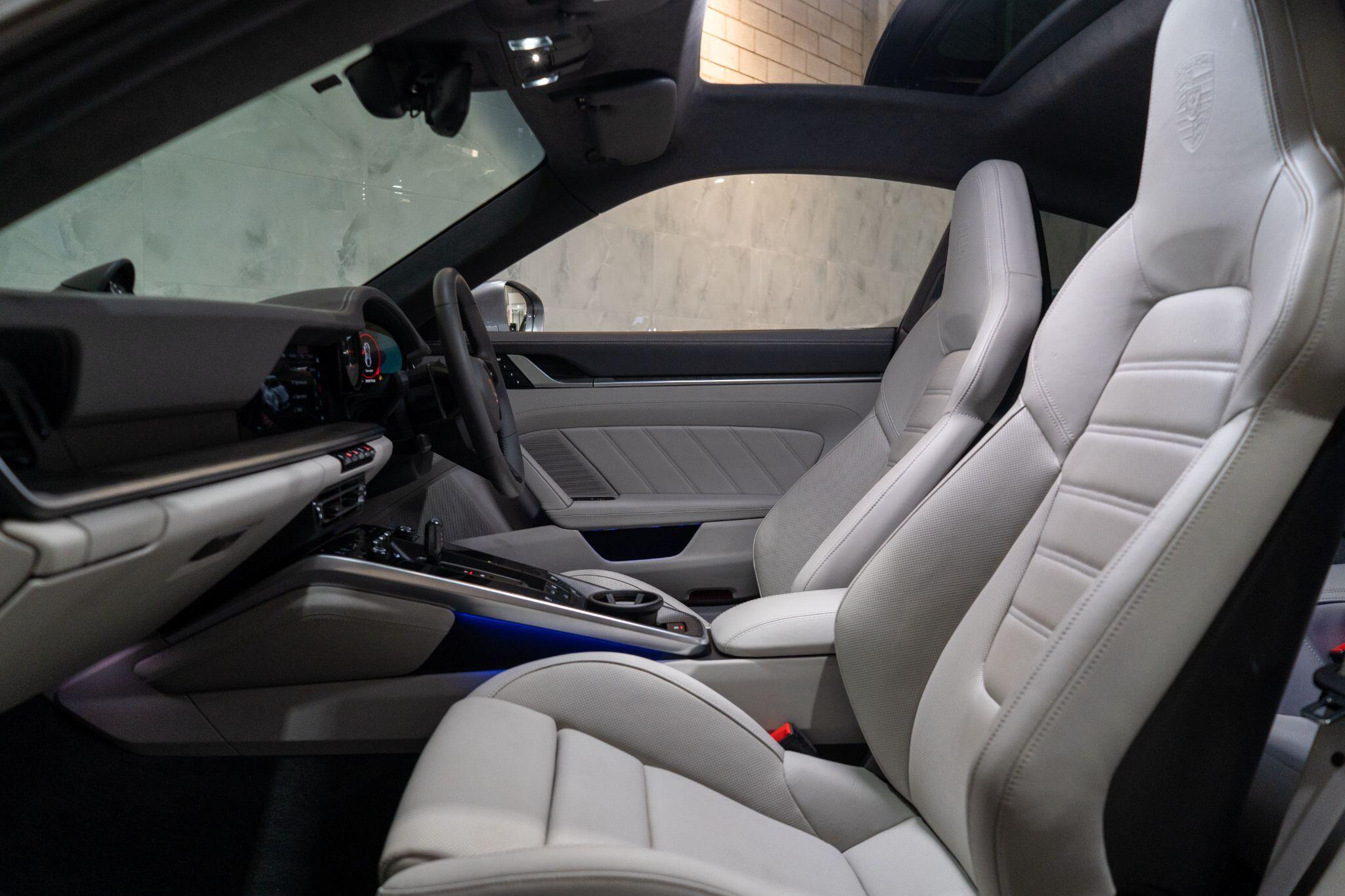 Porsche 911 view 11