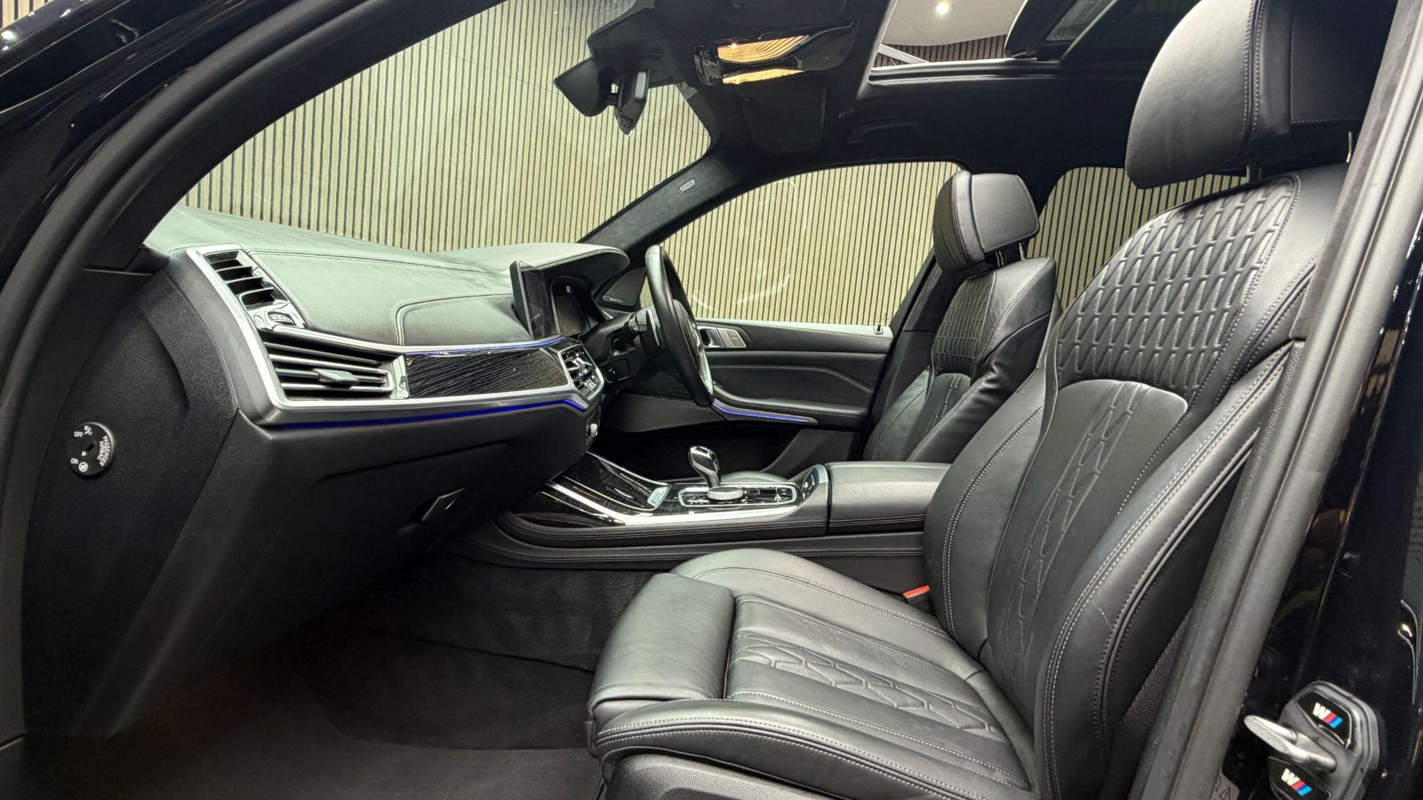 BMW X7 view 3