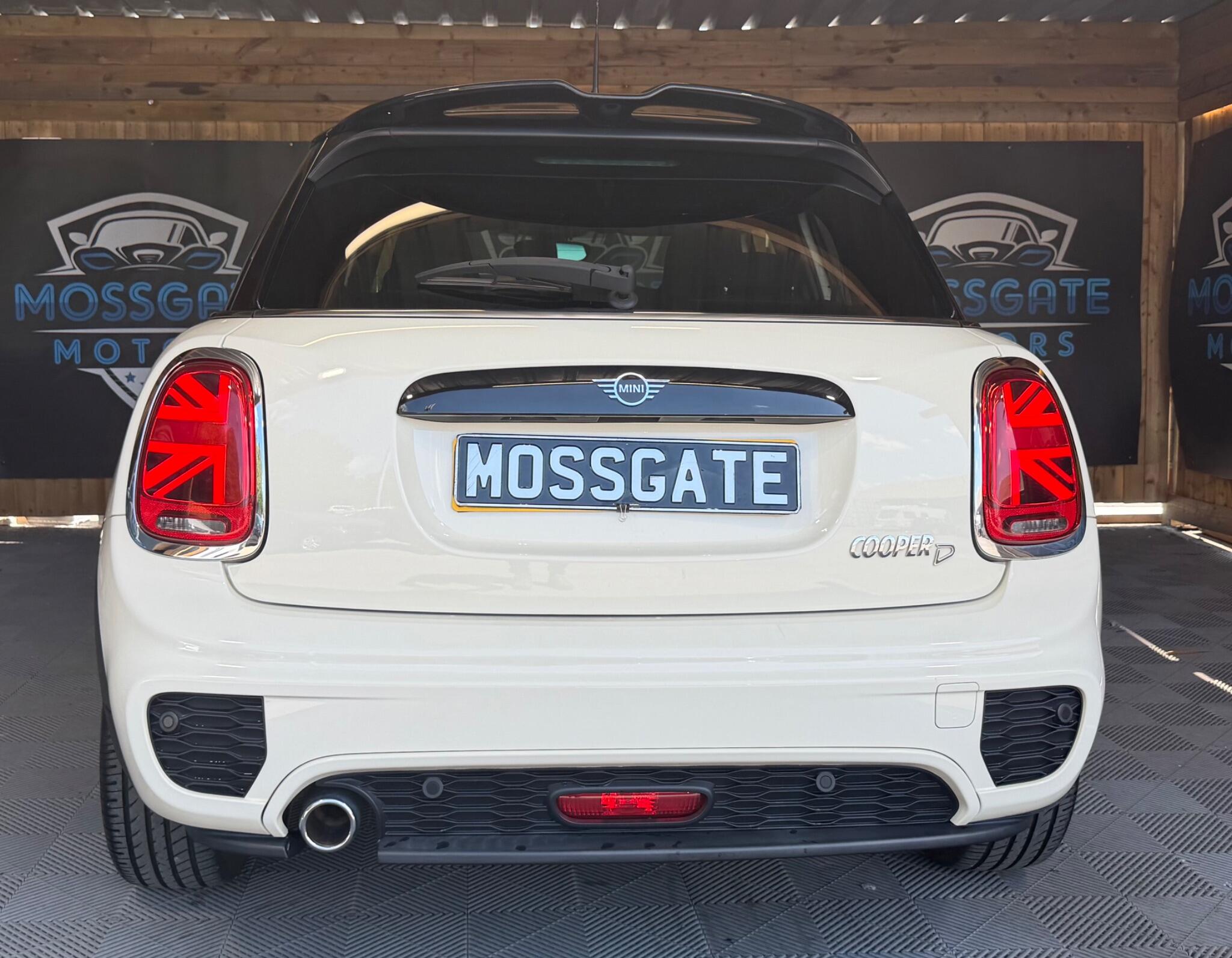 Mini Hatch view 10