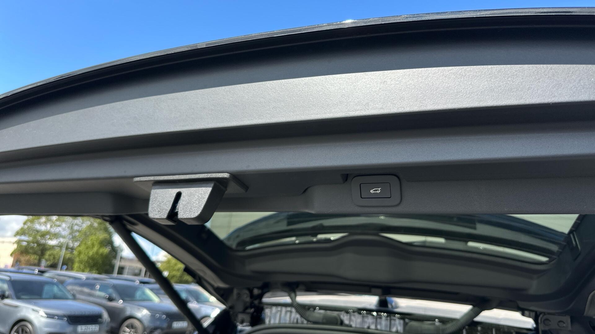 Land Rover Discovery view 24