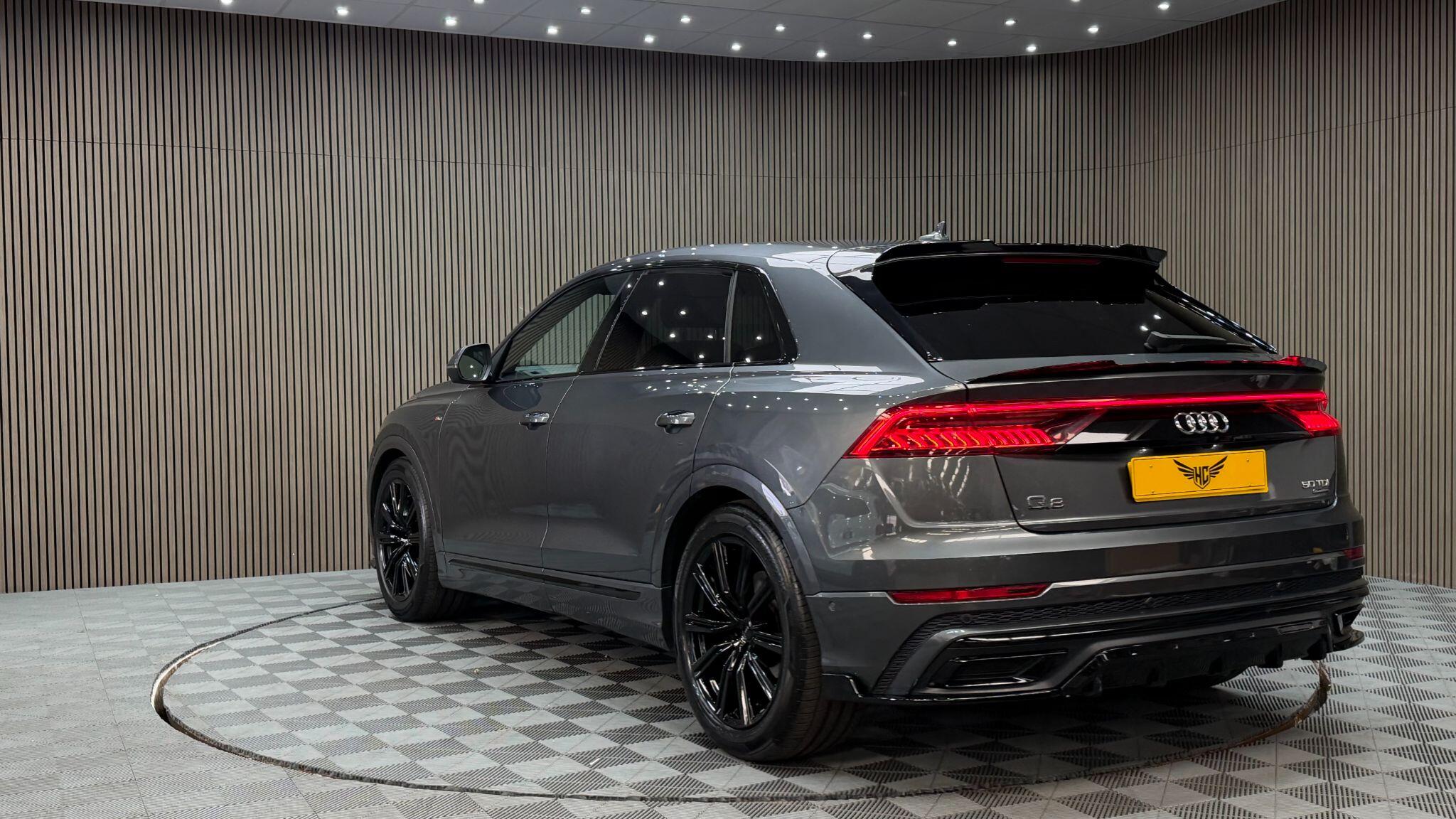 Audi Q8 view 45