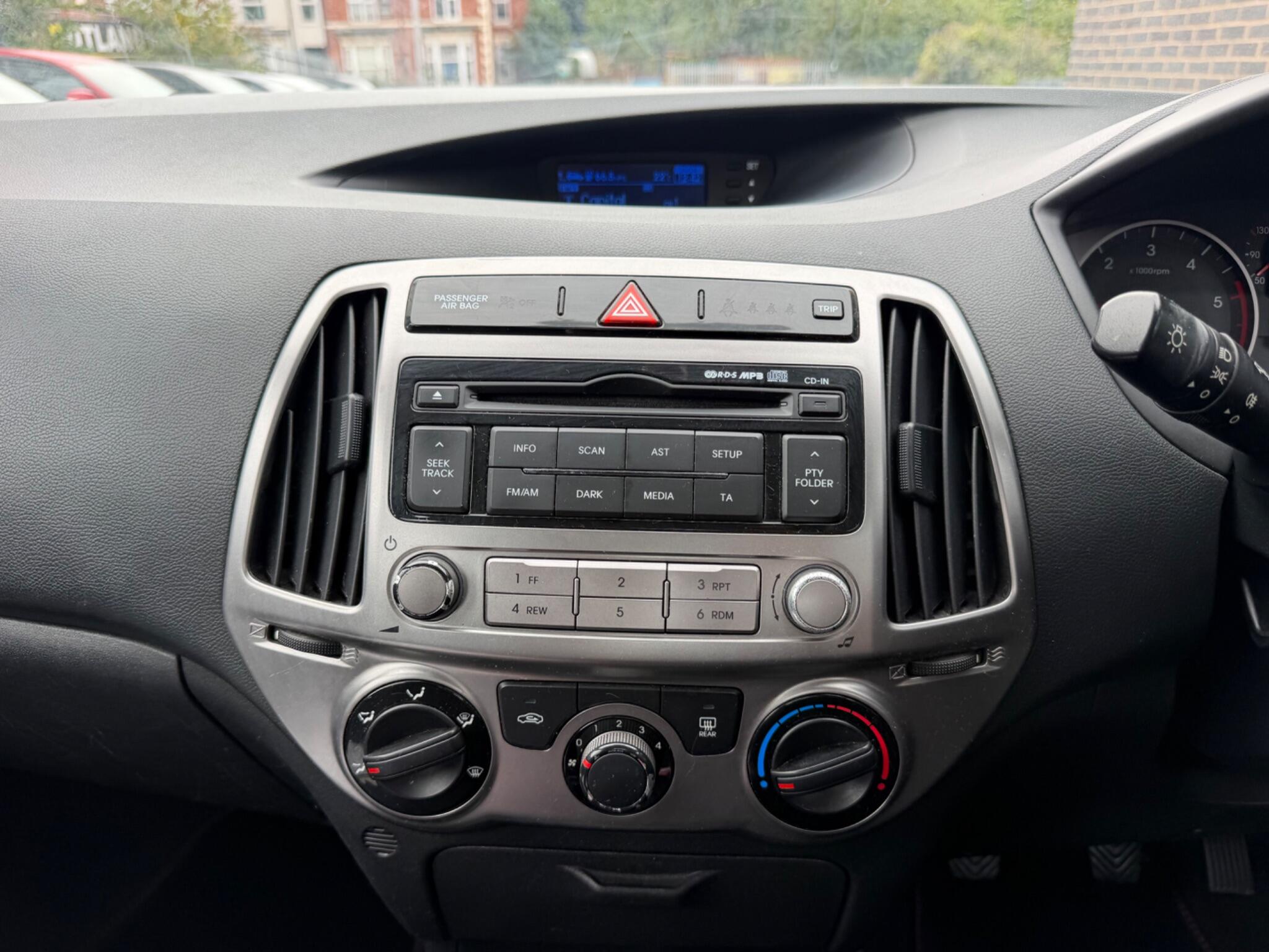 Hyundai i20 view 32