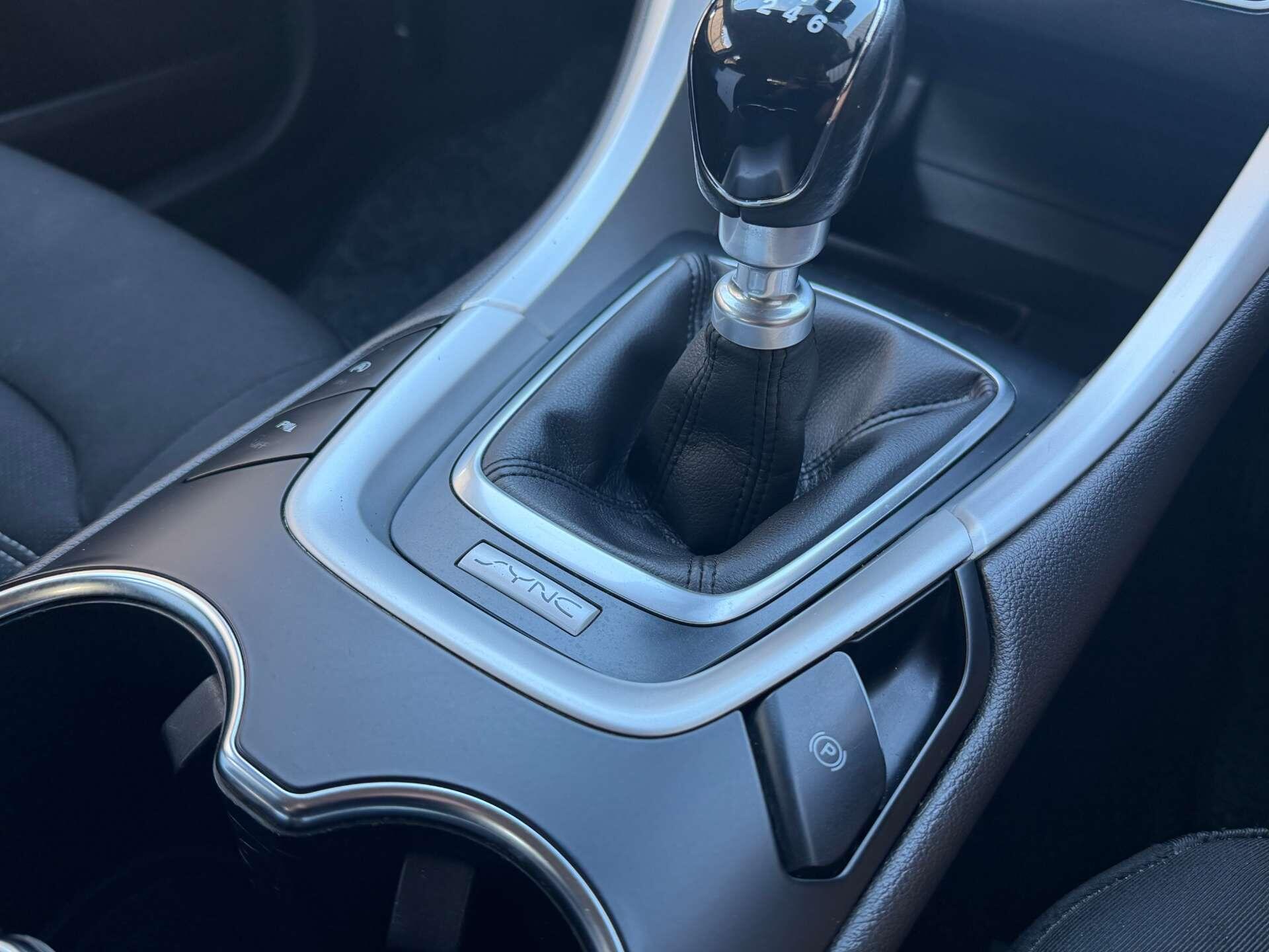 Ford Mondeo view 16