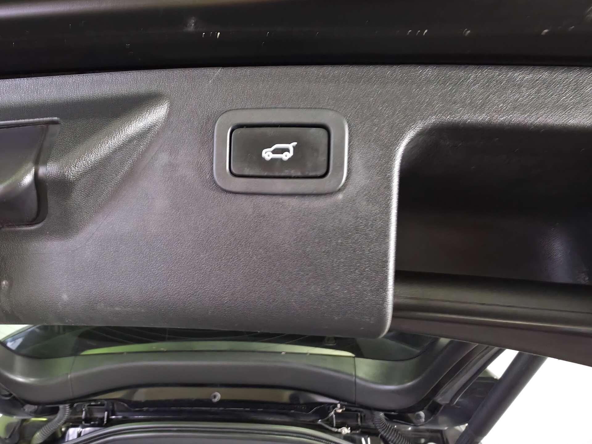 Land Rover Discovery Sport view 24