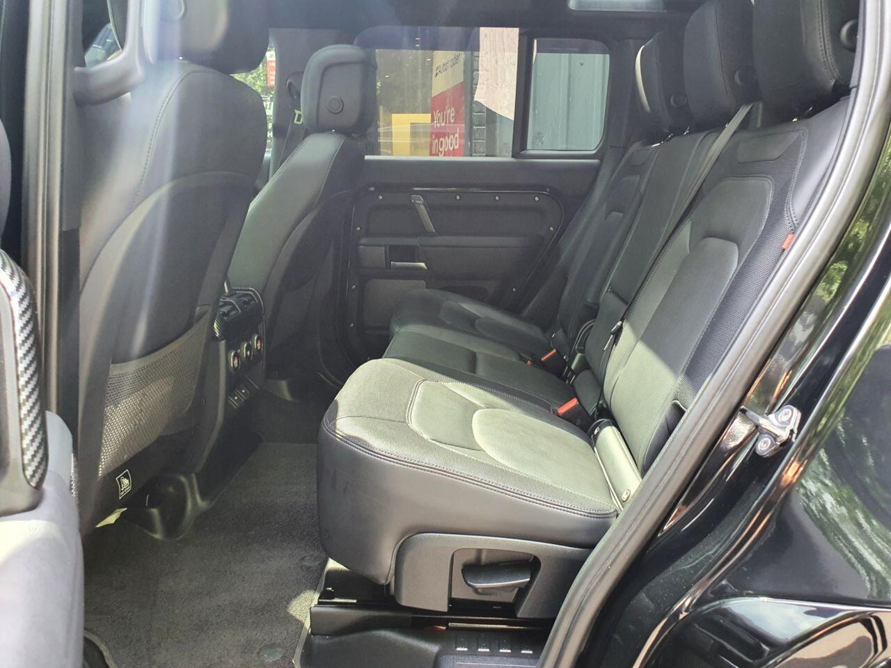 Land Rover Defender 110 view 37