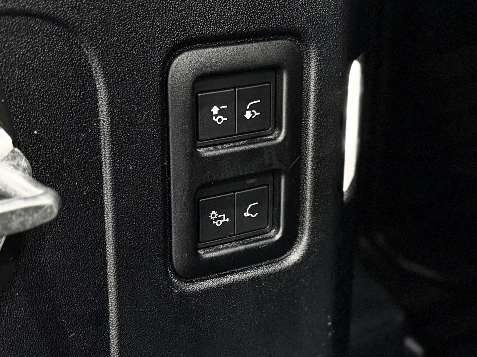 Land Rover Defender view 28