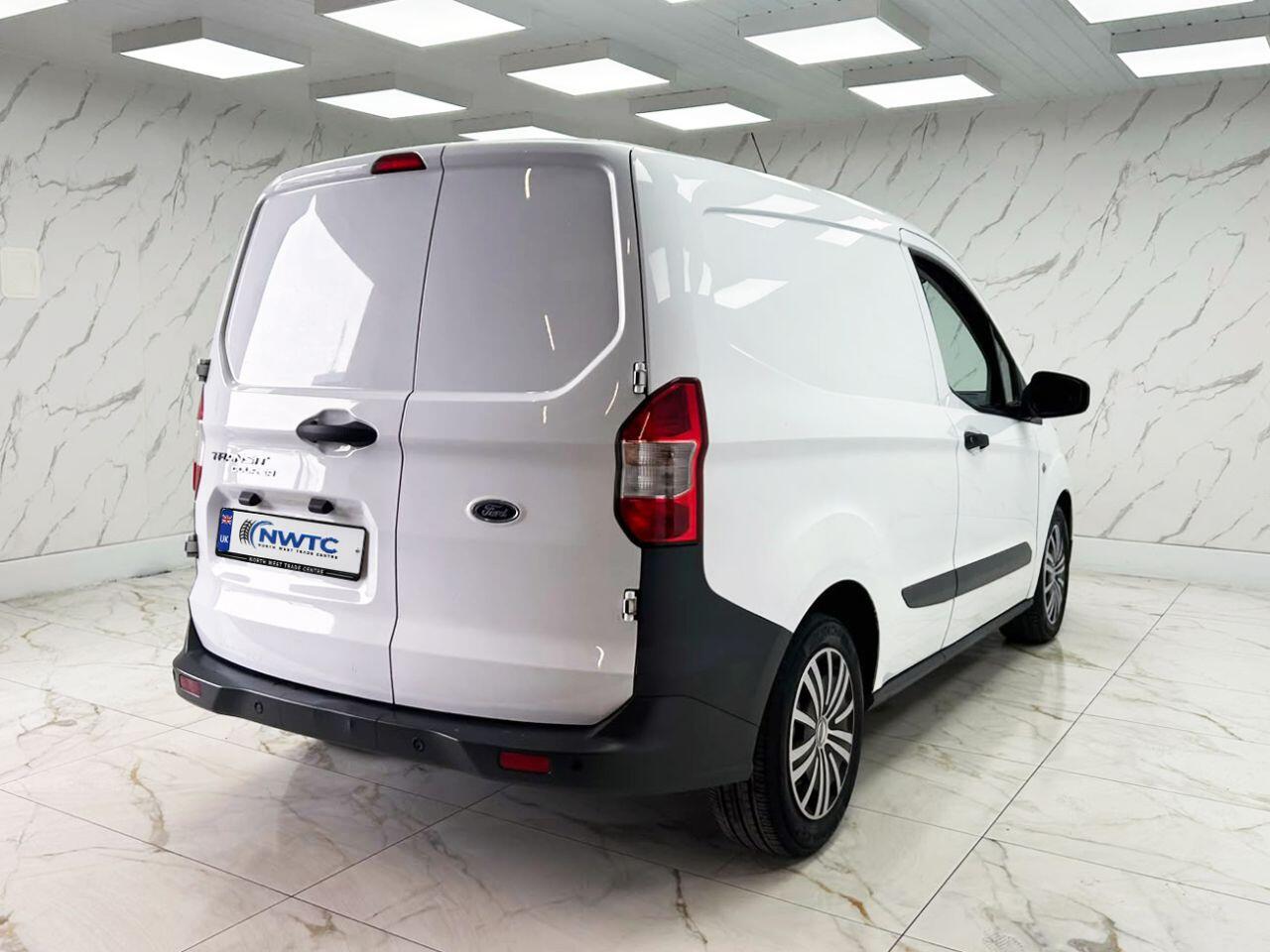 Ford Transit Courier view 12
