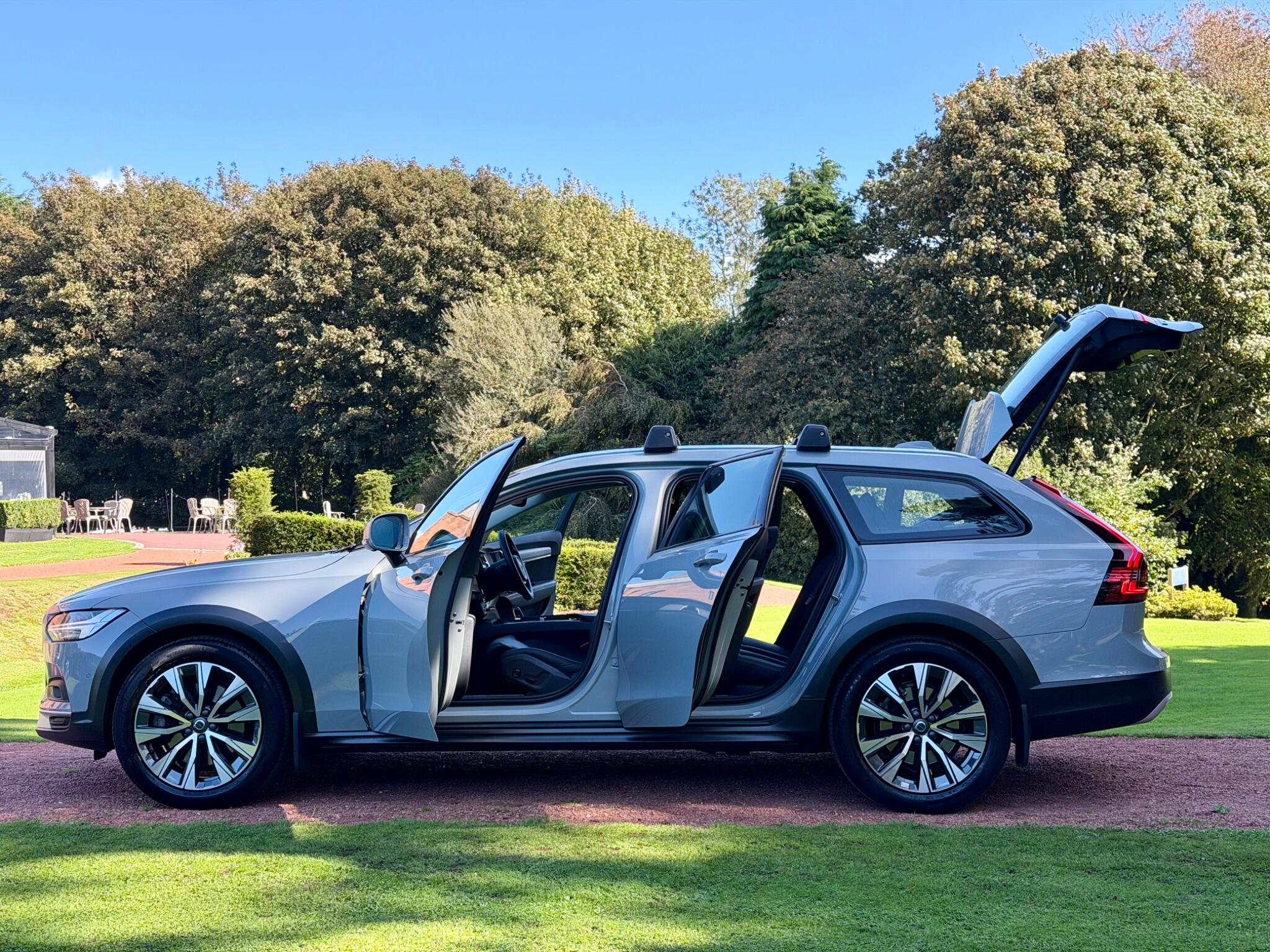 Volvo V90 Cross Country view 5