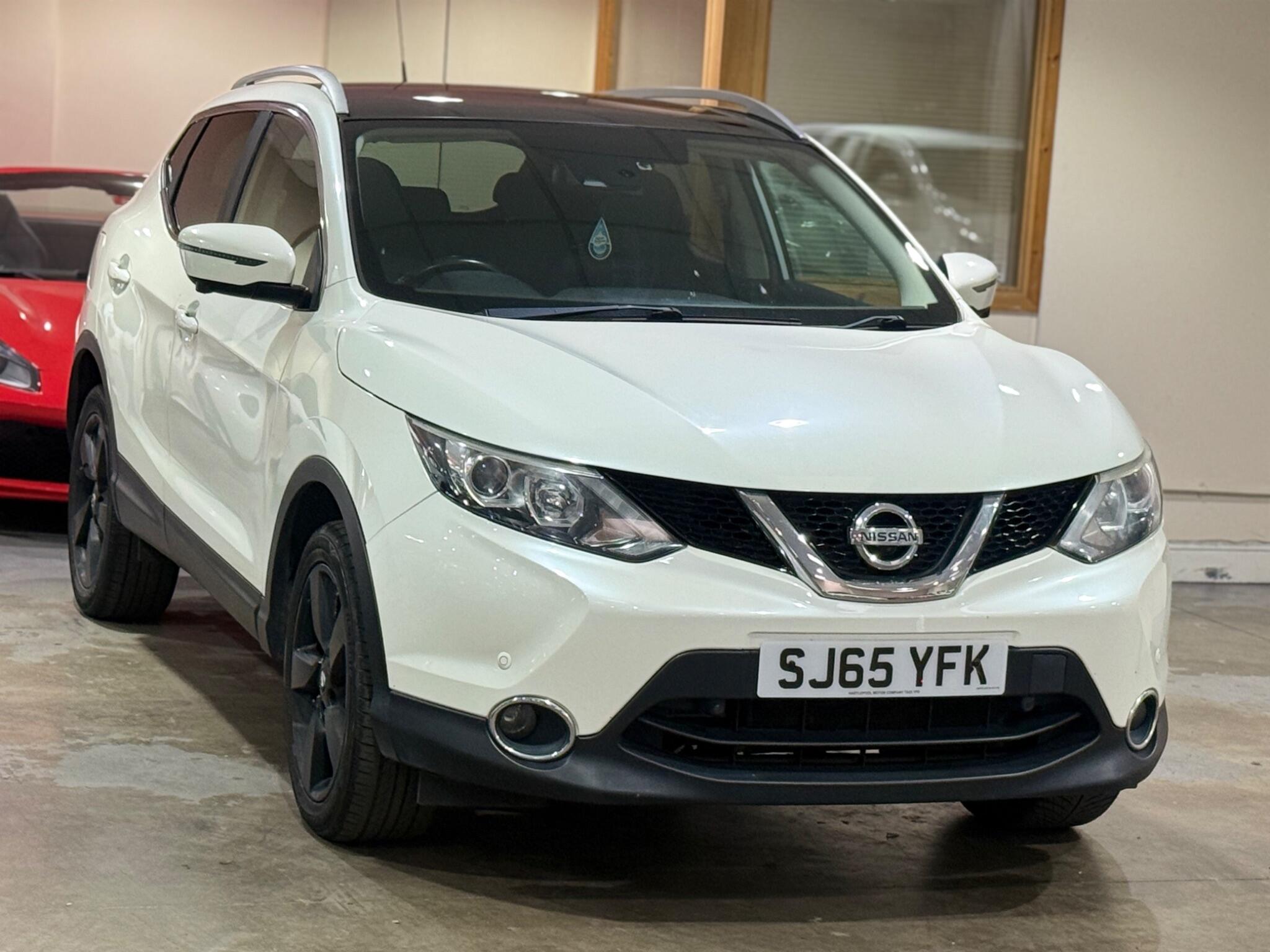 White 2015 Nissan Qashqai Hatchback Front-wheel drive Manual