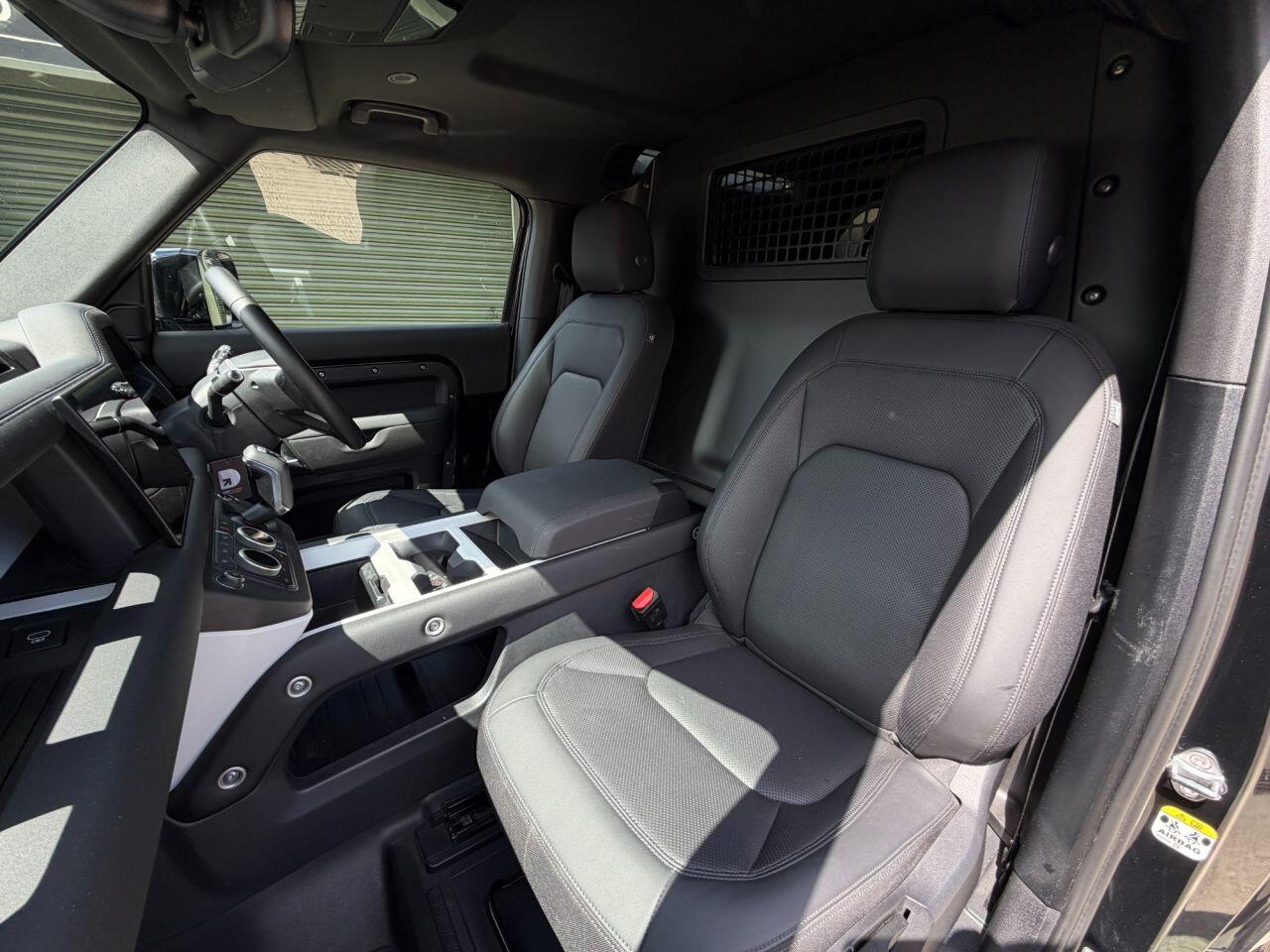 Land Rover Defender 90 view 33