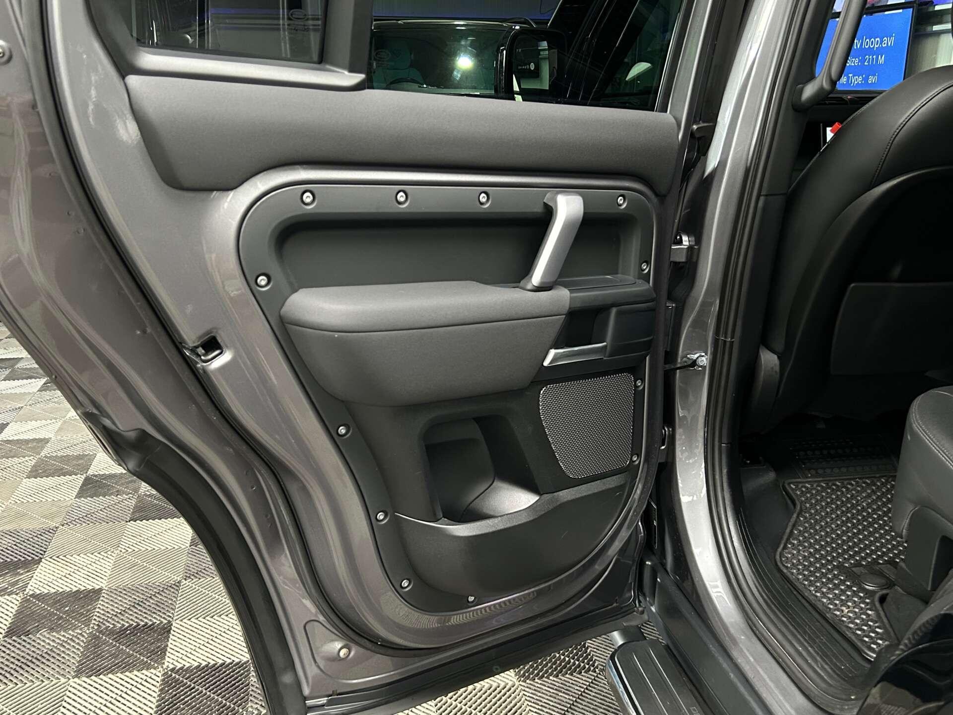 Land Rover Defender 110 view 18