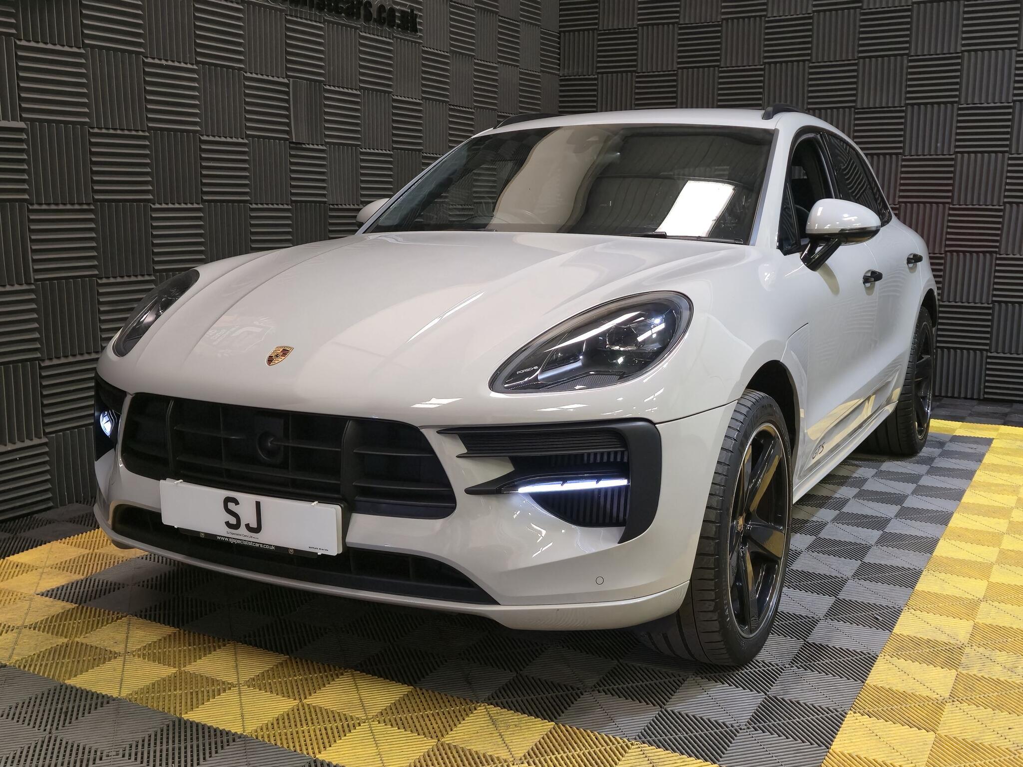 Porsche Macan view 8