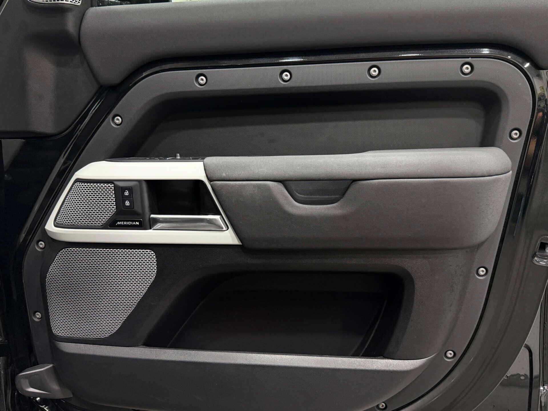 Land Rover Defender view 35