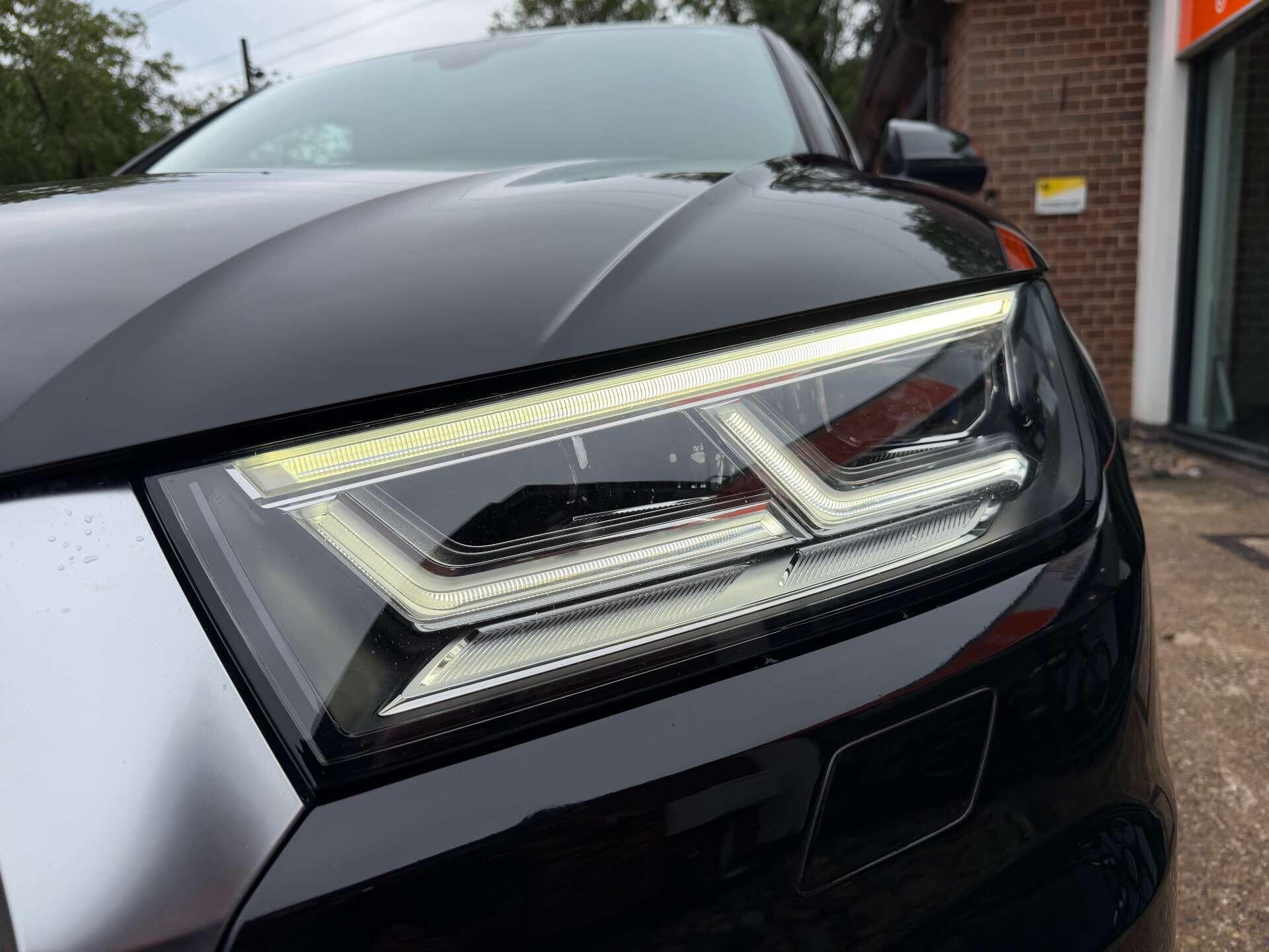 Audi Q5 view 12