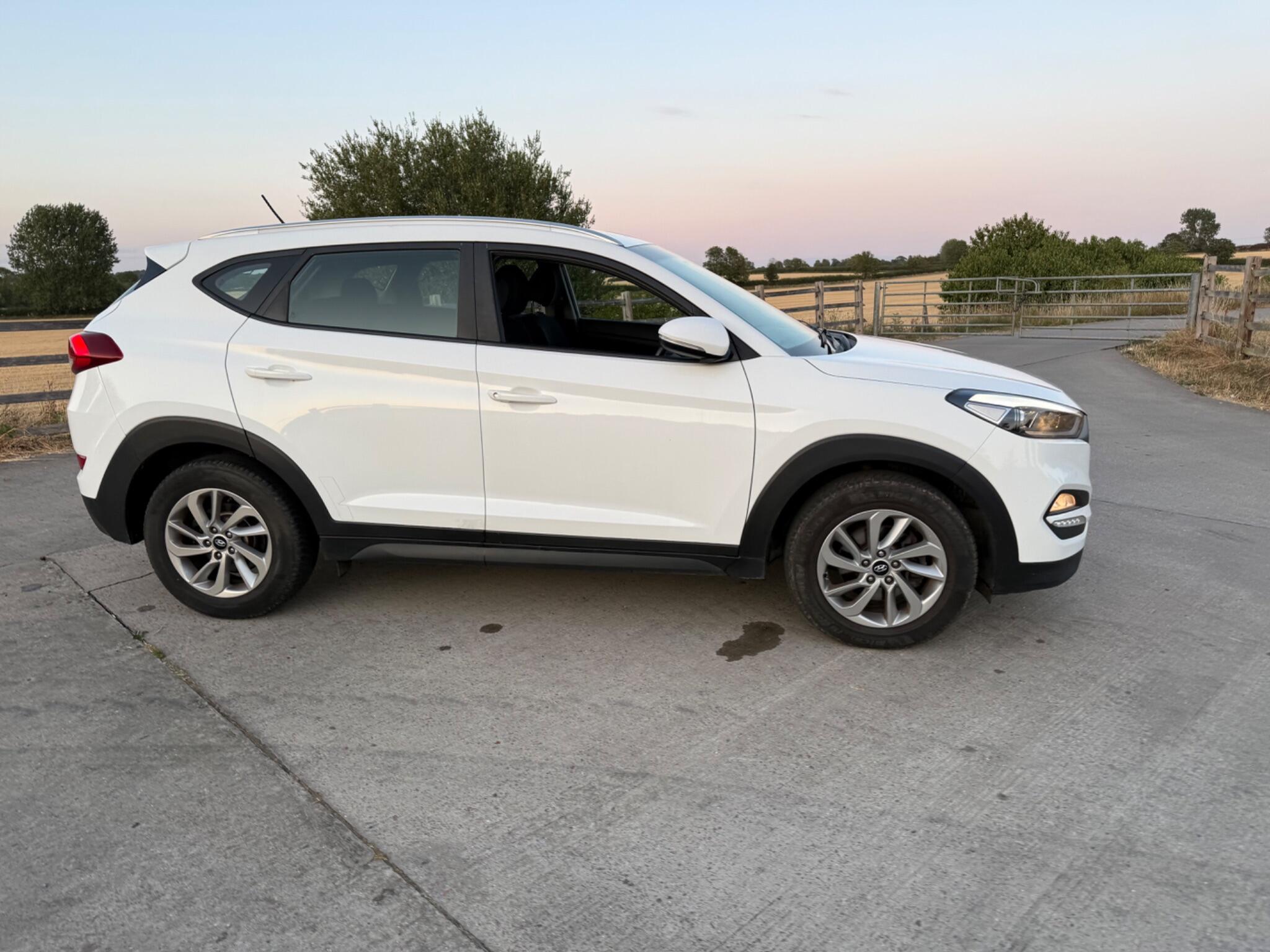 Hyundai TUCSON 2.0 CRDi Premium SE 4WD Euro 6 5dr — photo 24 of 102