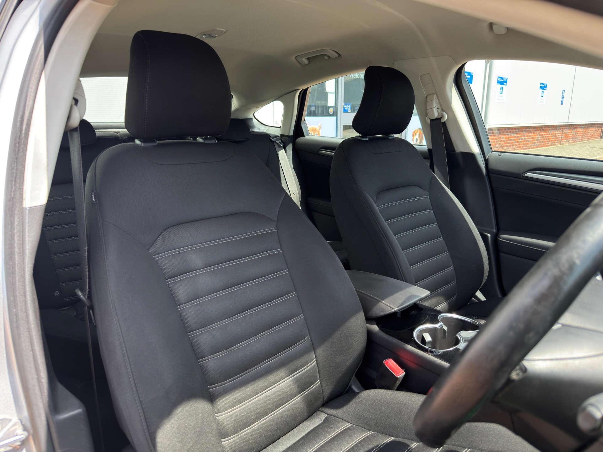 Ford Mondeo view 12