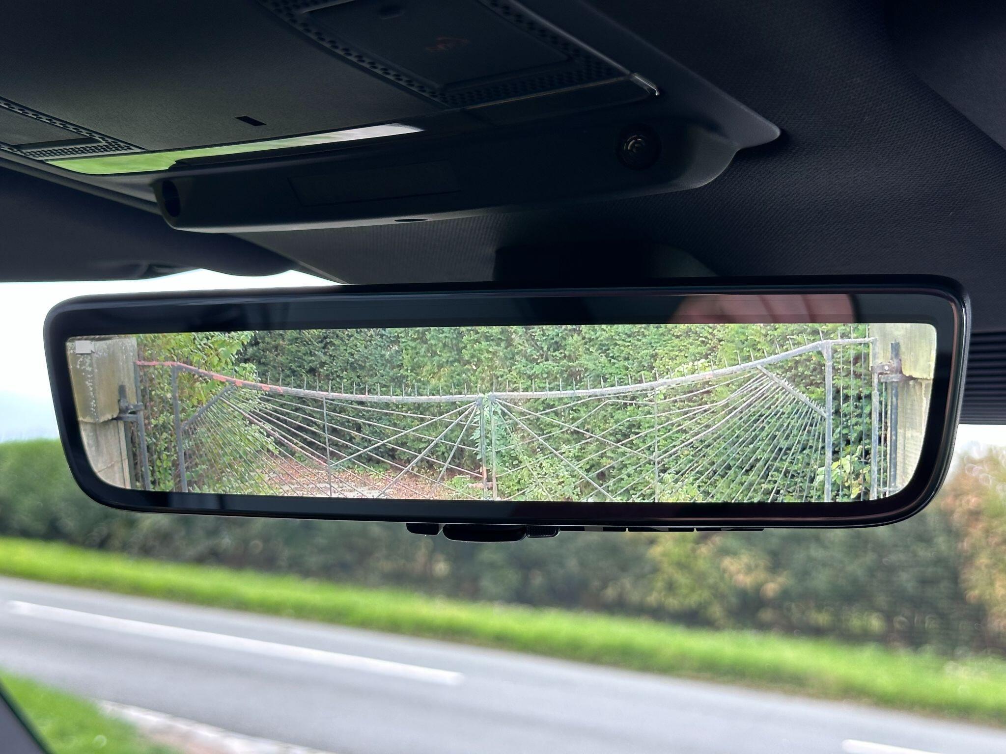 Land Rover Defender 90 view 28