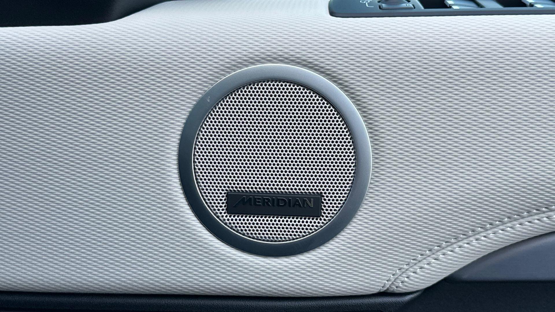 Land Rover Discovery view 35