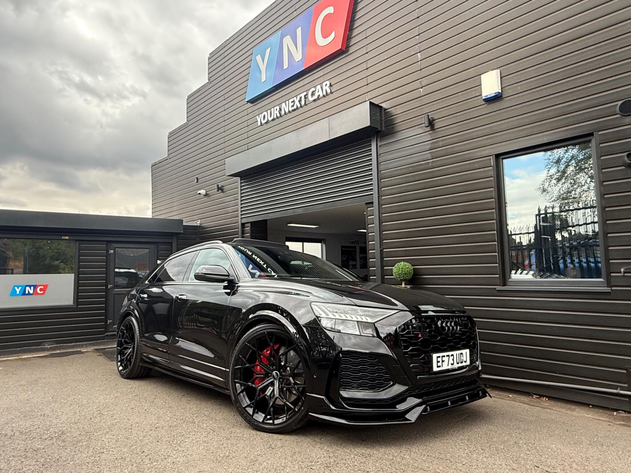 Audi RS Q8 view 5