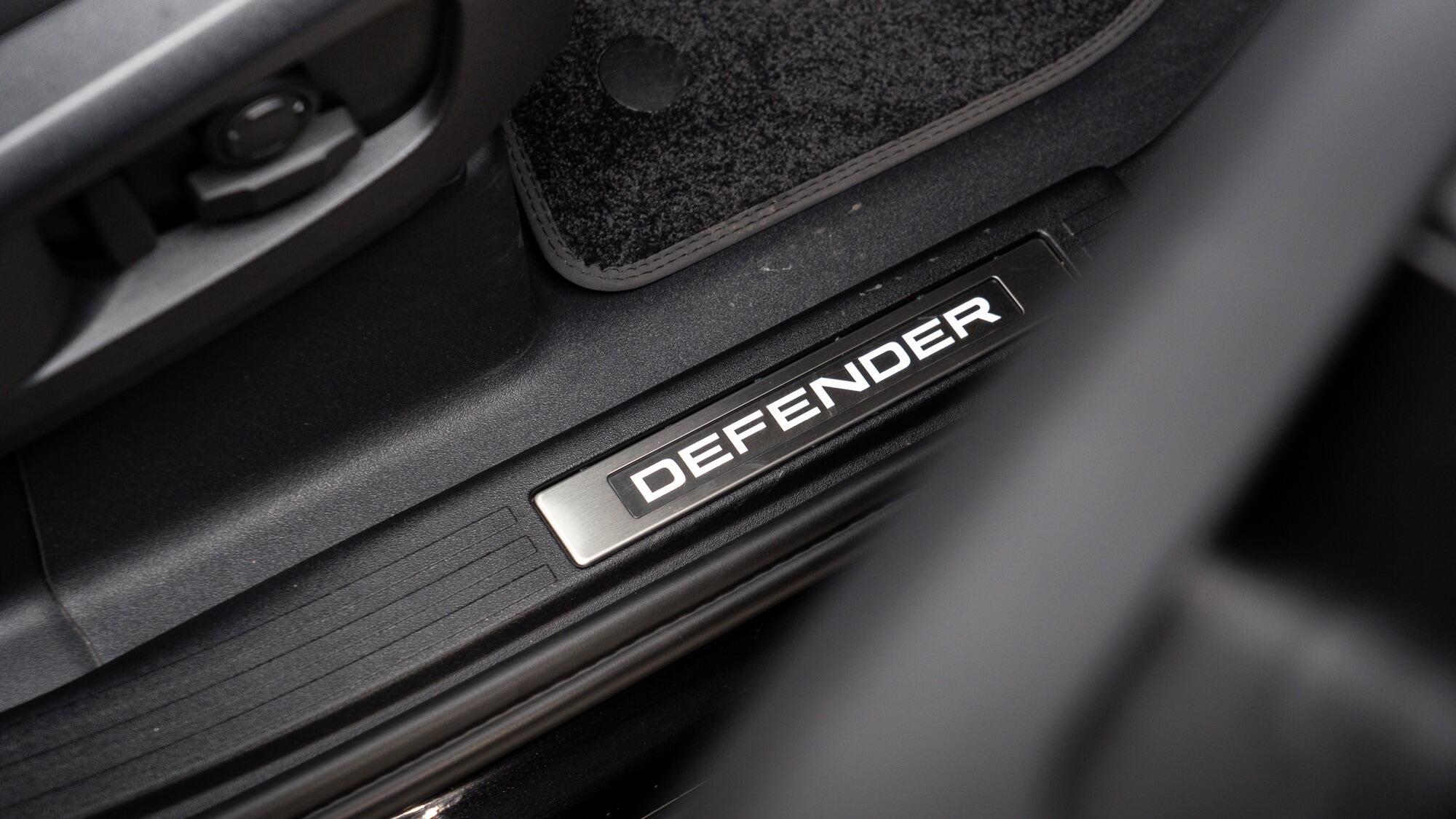 Land Rover Defender 110 view 39