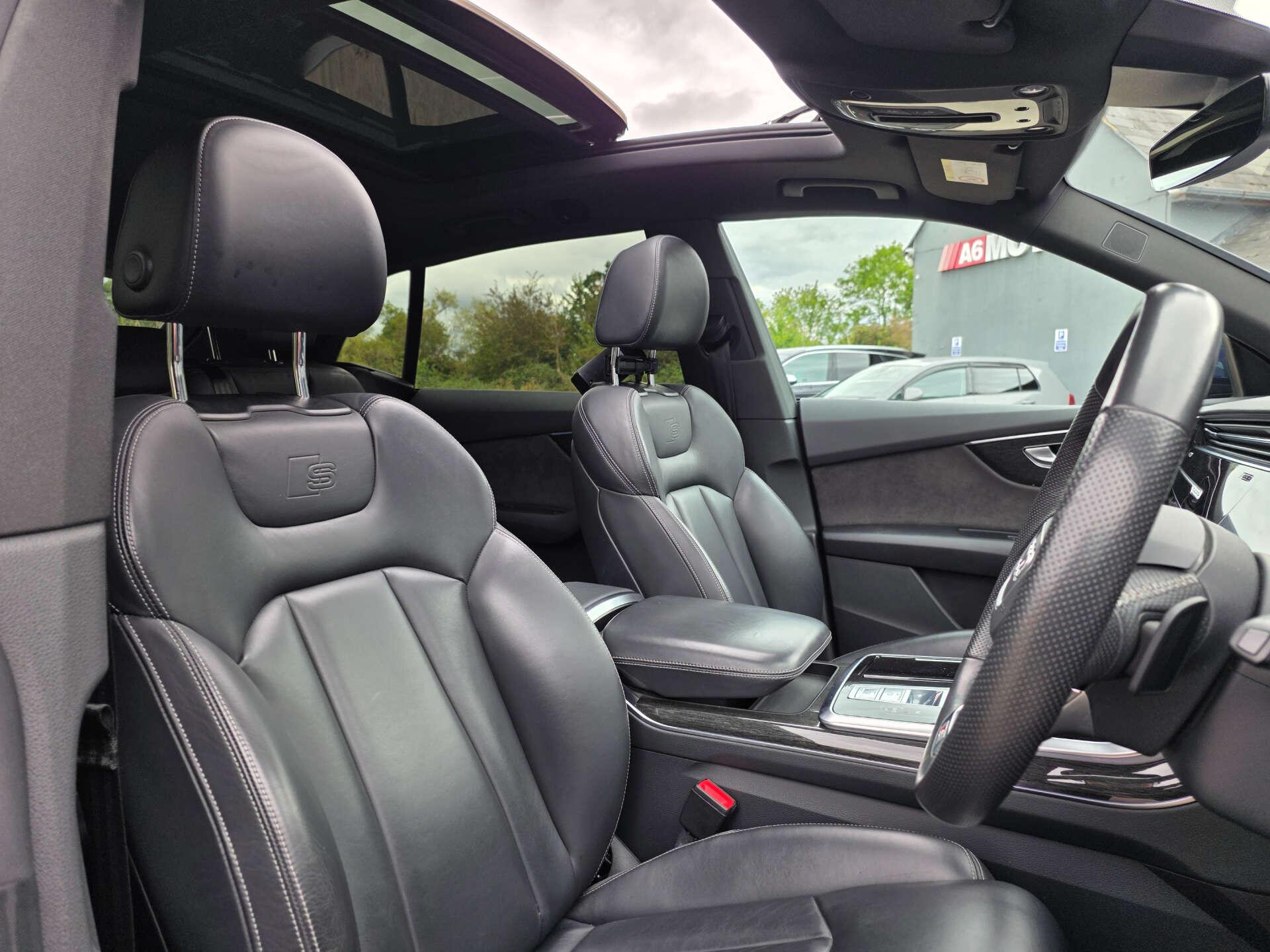 Audi Q8 view 18
