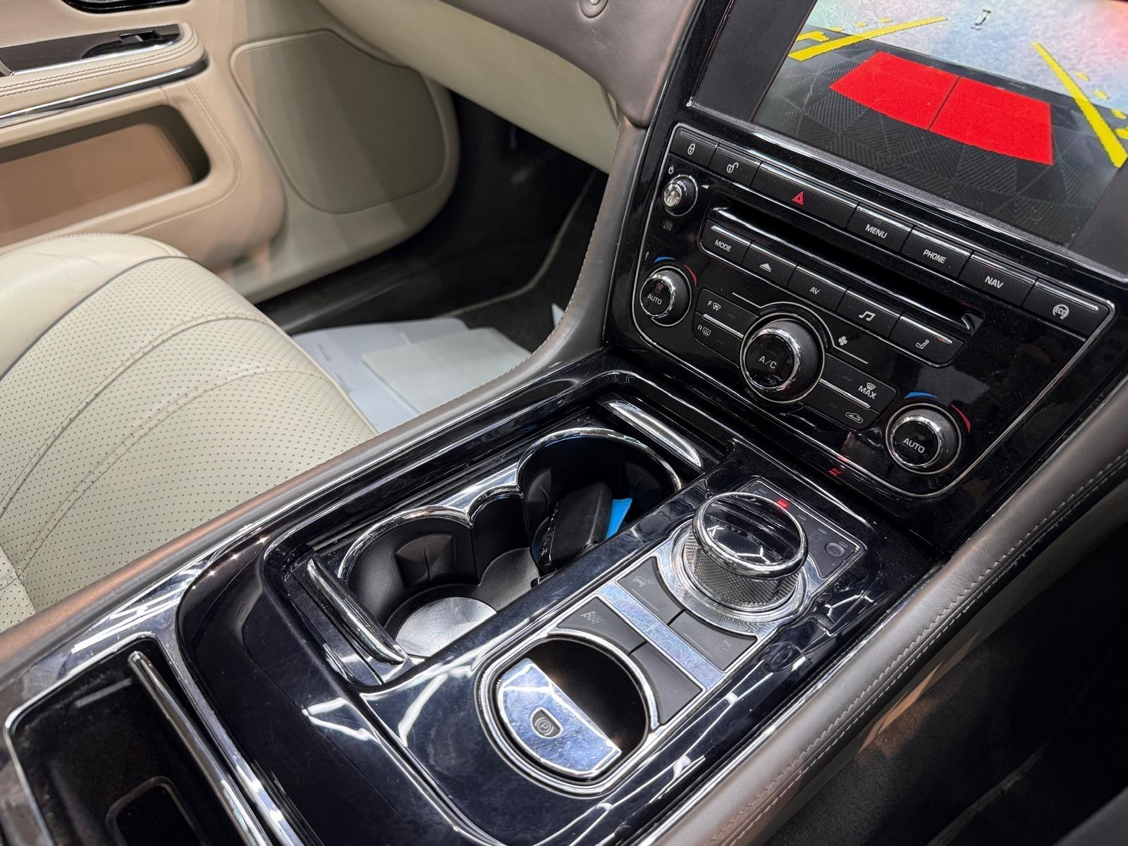 Jaguar XJ view 12
