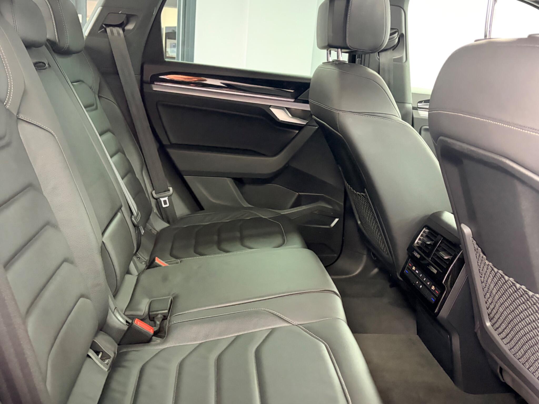 Volkswagen Touareg view 11
