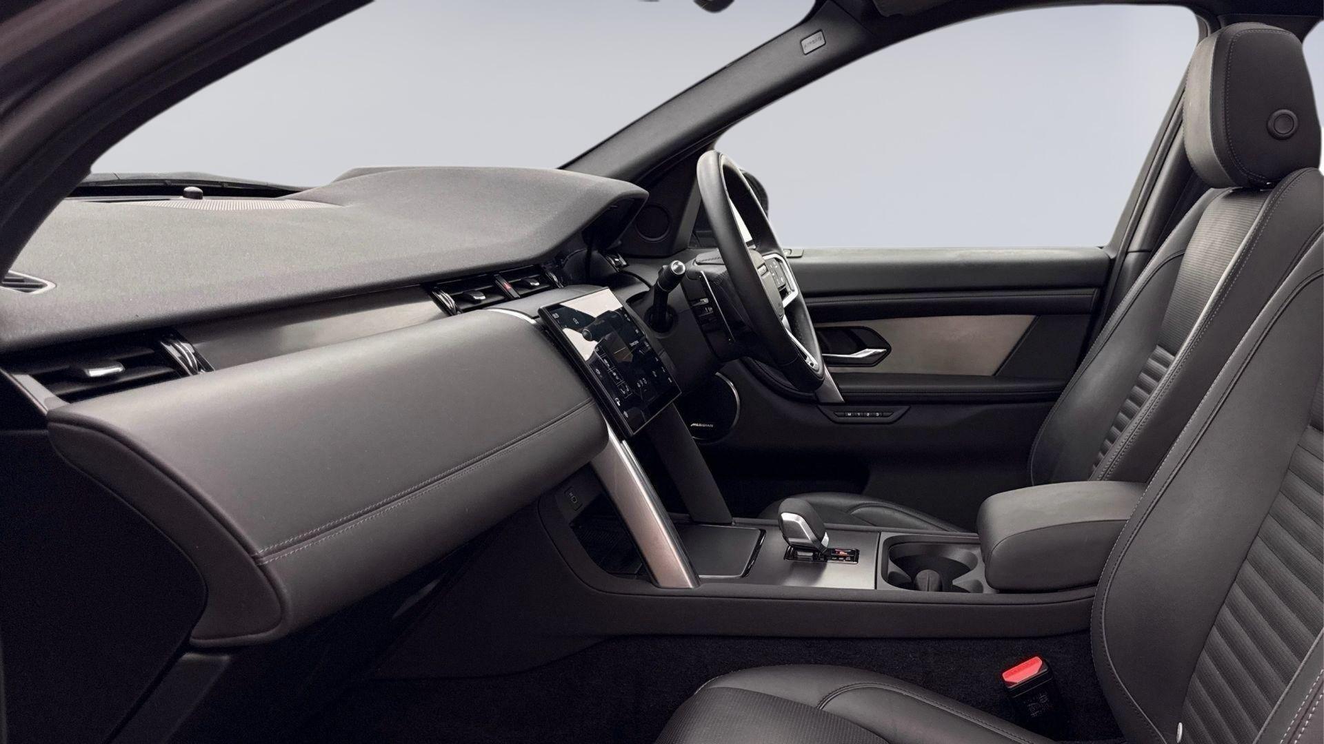 Land Rover Discovery Sport view 3