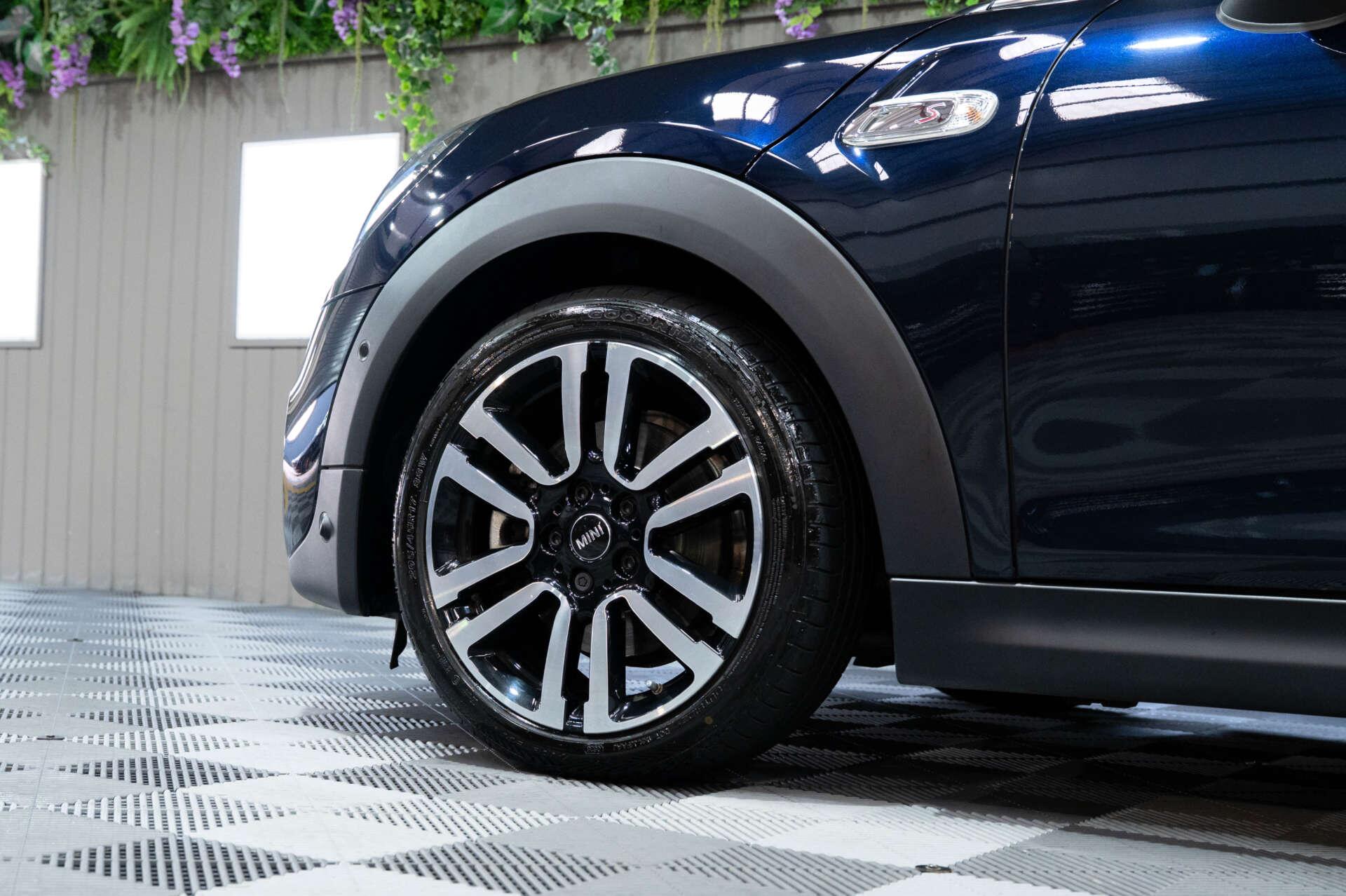 Mini Convertible view 9