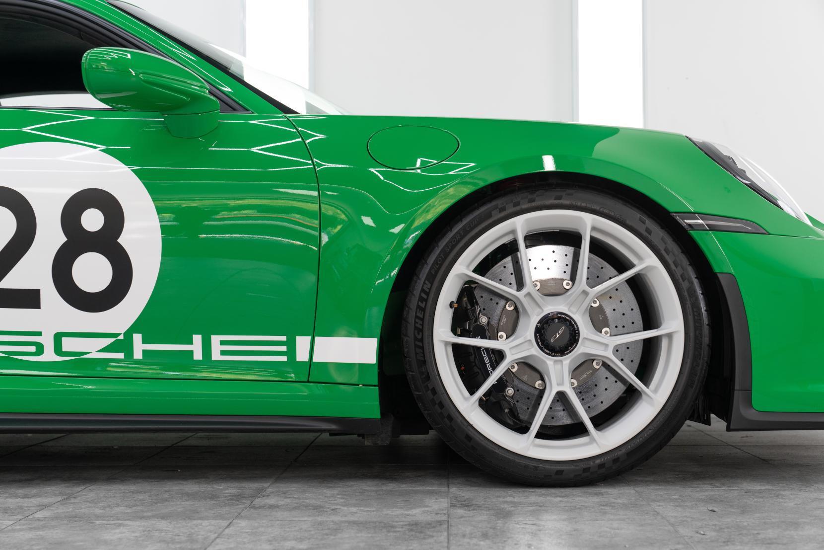 Porsche 911 view 9