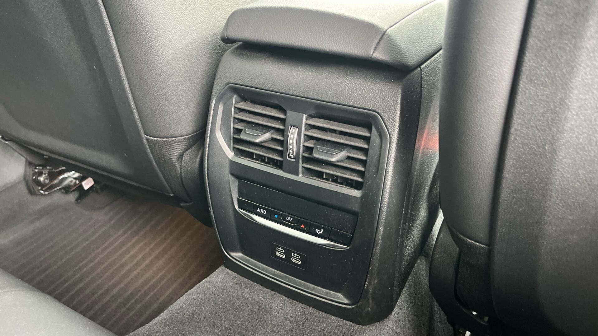 BMW 3 Series view 24