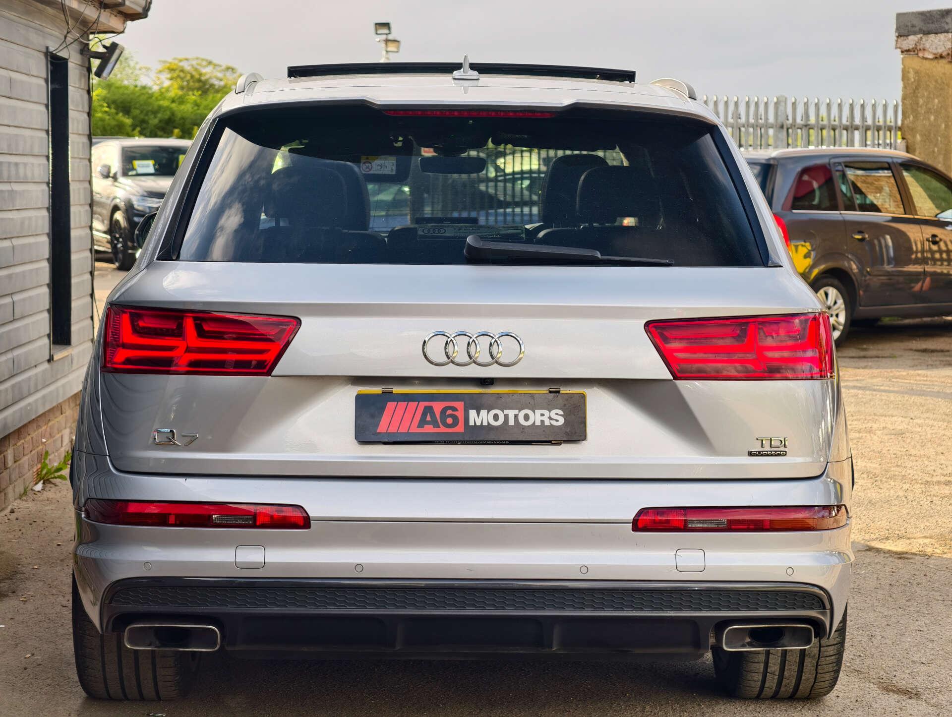 Audi Q7 view 13