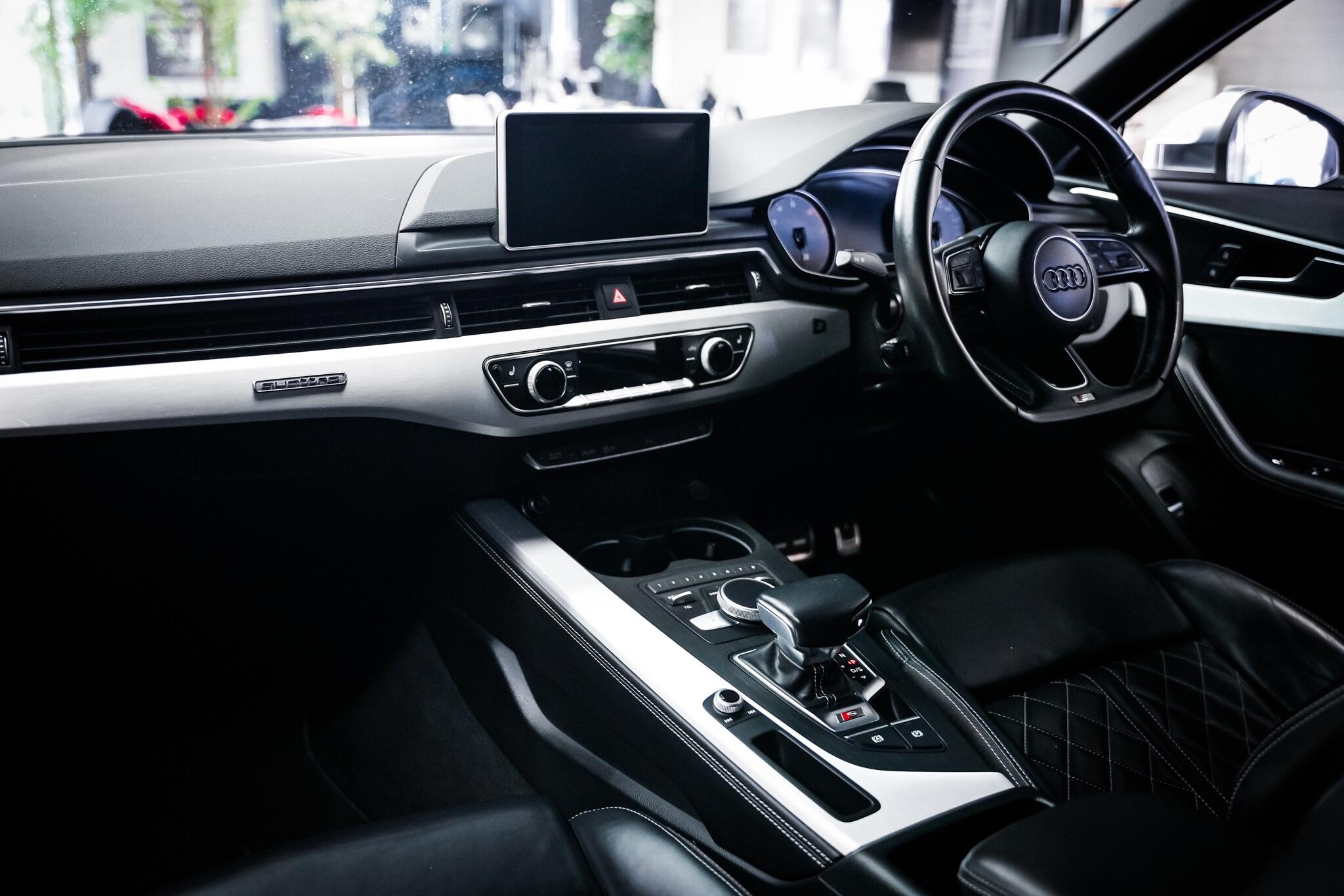 Audi S4 view 22