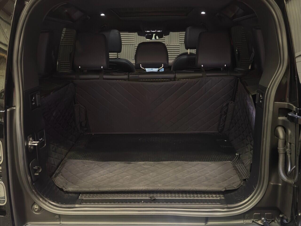Land Rover Defender 110 view 31