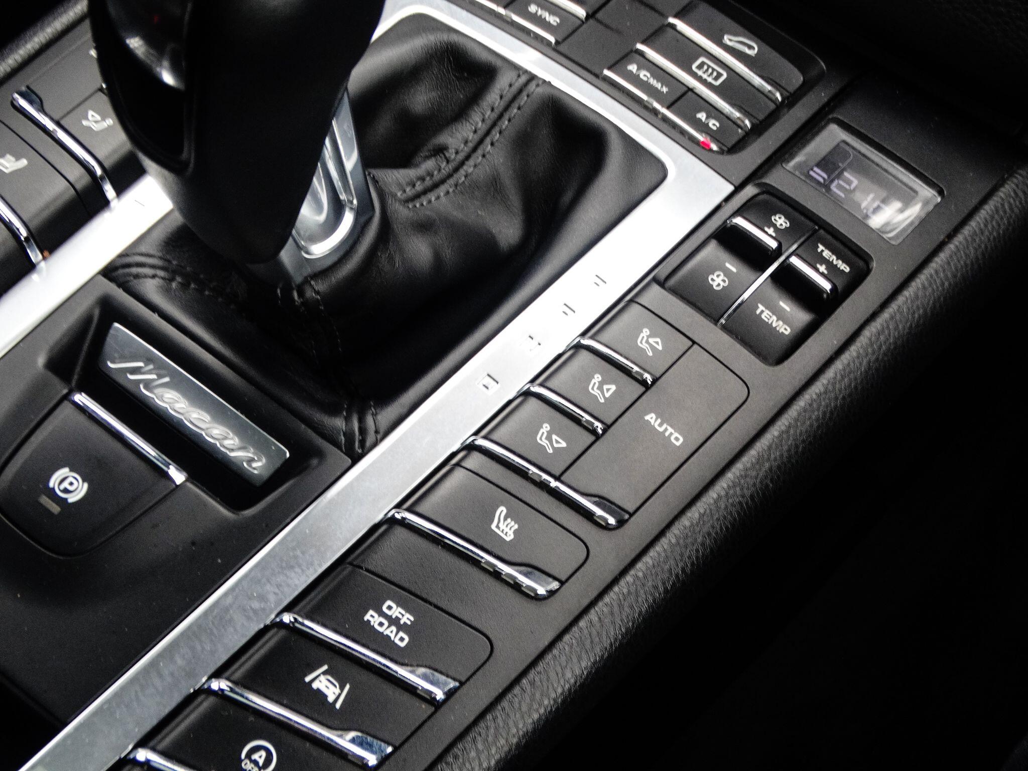 Porsche Macan view 25